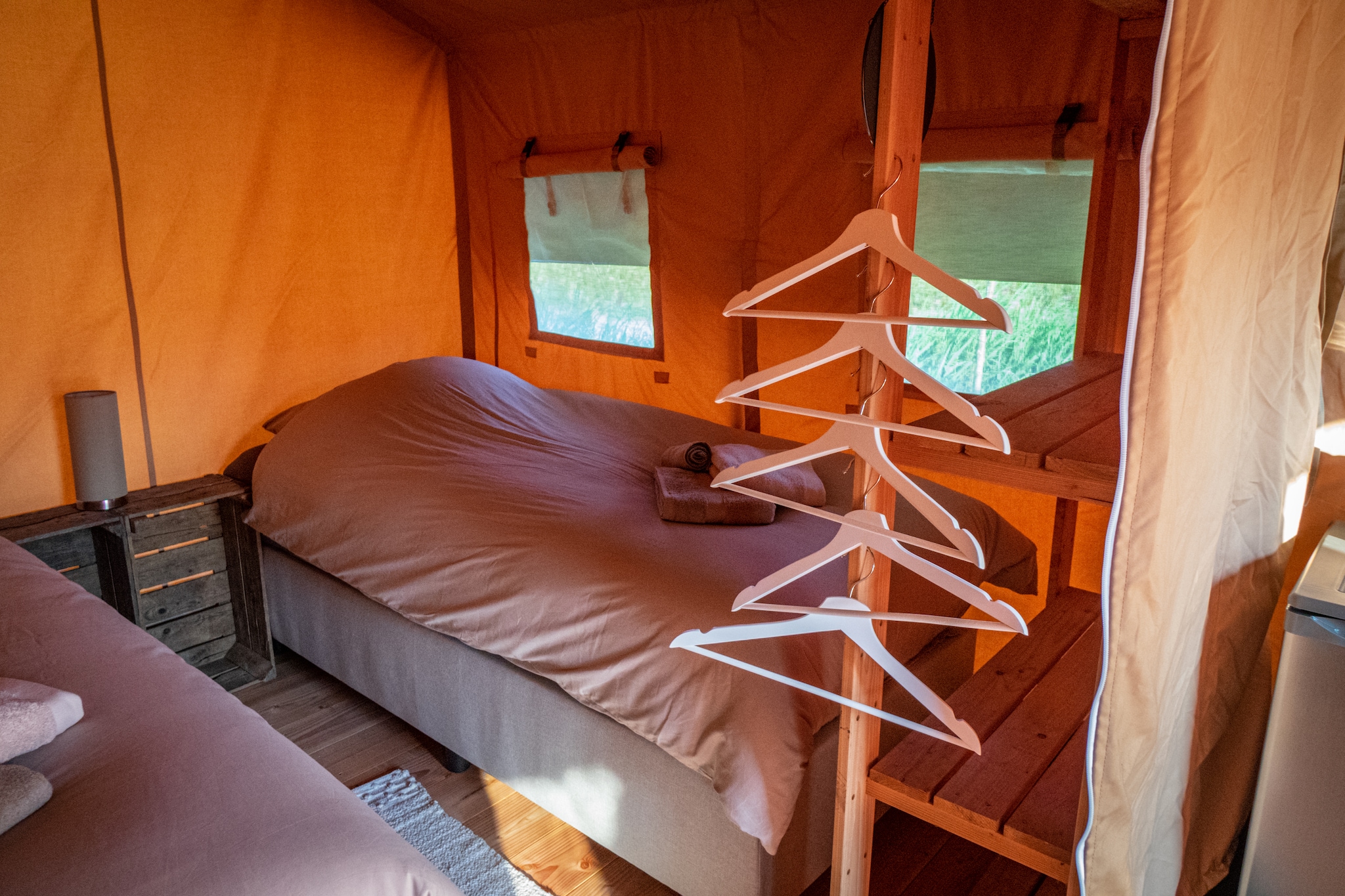 Ground floor: (open kitchen(hob, coffee machine, combination microwave, fridge-freezer), Living/diningroom(dining table, seating area), bedroom(single bed(boxspring, 90 x 200 cm), single bed(boxspring, 90 x 200 cm)), bedroom(single bed(boxspring, 90 x 200 cm), single bed(boxspring, 90 x 200 cm)), bathroom(shared with other guests, reachable from the outside, on the same premises)(shower(walk-in shower), washbasin, toilet))\n\nterrace, garden furniture