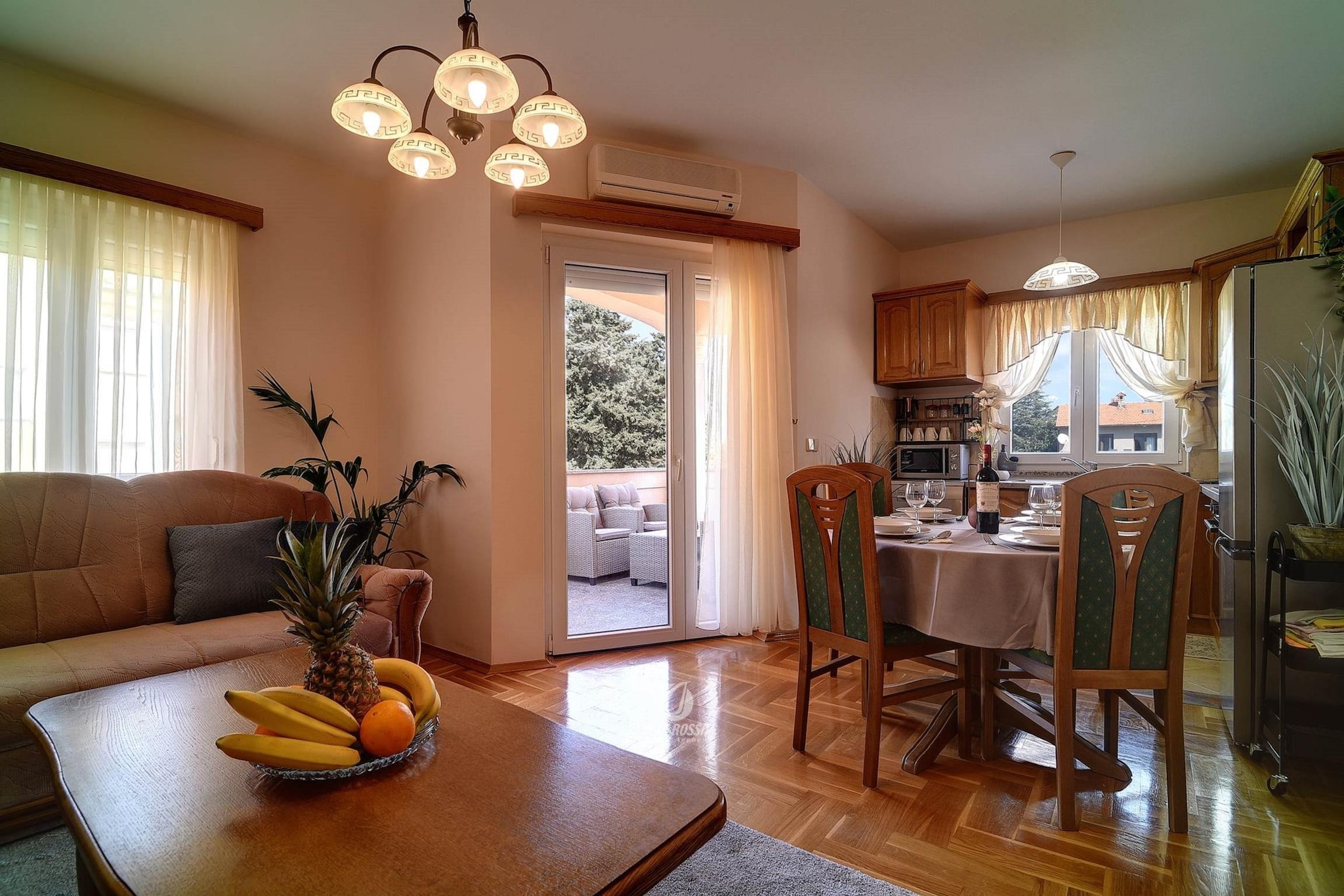 We offer fully furnished and extremely comfortable apartment in a residential building in Medulin. A parking space is provided, but given the excellent location, you won't need a car.  The proximity to the beach and the promenade is just one of the advantages of this home.