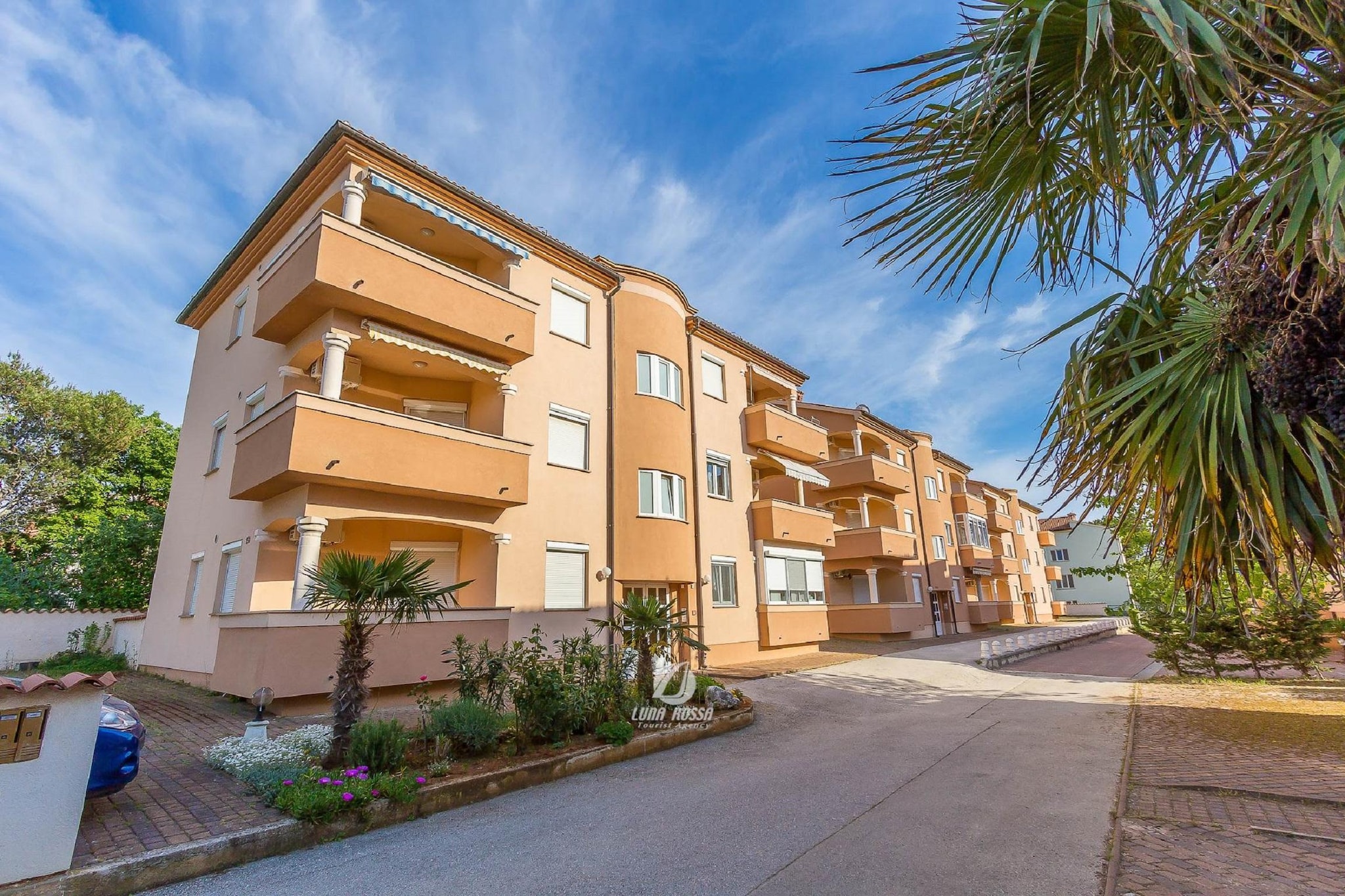 On the 1st floor: (Living room(TV(flatscreen, satellite), seating area), Kitchen(dining table, electric kettle, cooker, coffee machine, oven, microwave, dishwasher, fridge-freezer, dishes and cutlery, Wine glasses), bedroom(double bed(160 x 200 cm)), bedroom(double bed(140 x 200 cm)), bathroom(bathtub with shower, washbasin, toilet, washing machine), balcony)\n\nair conditioning, parking, hairdryer, lounge set