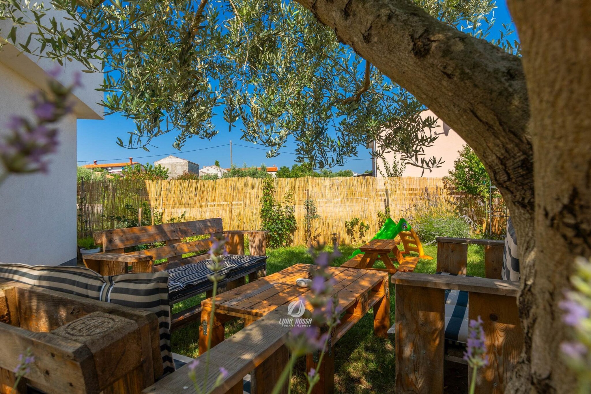 Adorable holiday home house with a bubble bath is located in Istria. This authentic house with restored furniture from the past offers a unique combination of tradition and comfort. Located in the heart of nature and not far from the sea, it is ideal for a relaxing holiday. Enjoy the peaceful surroundings and all the modern conveniences that will make your stay unforgettable.