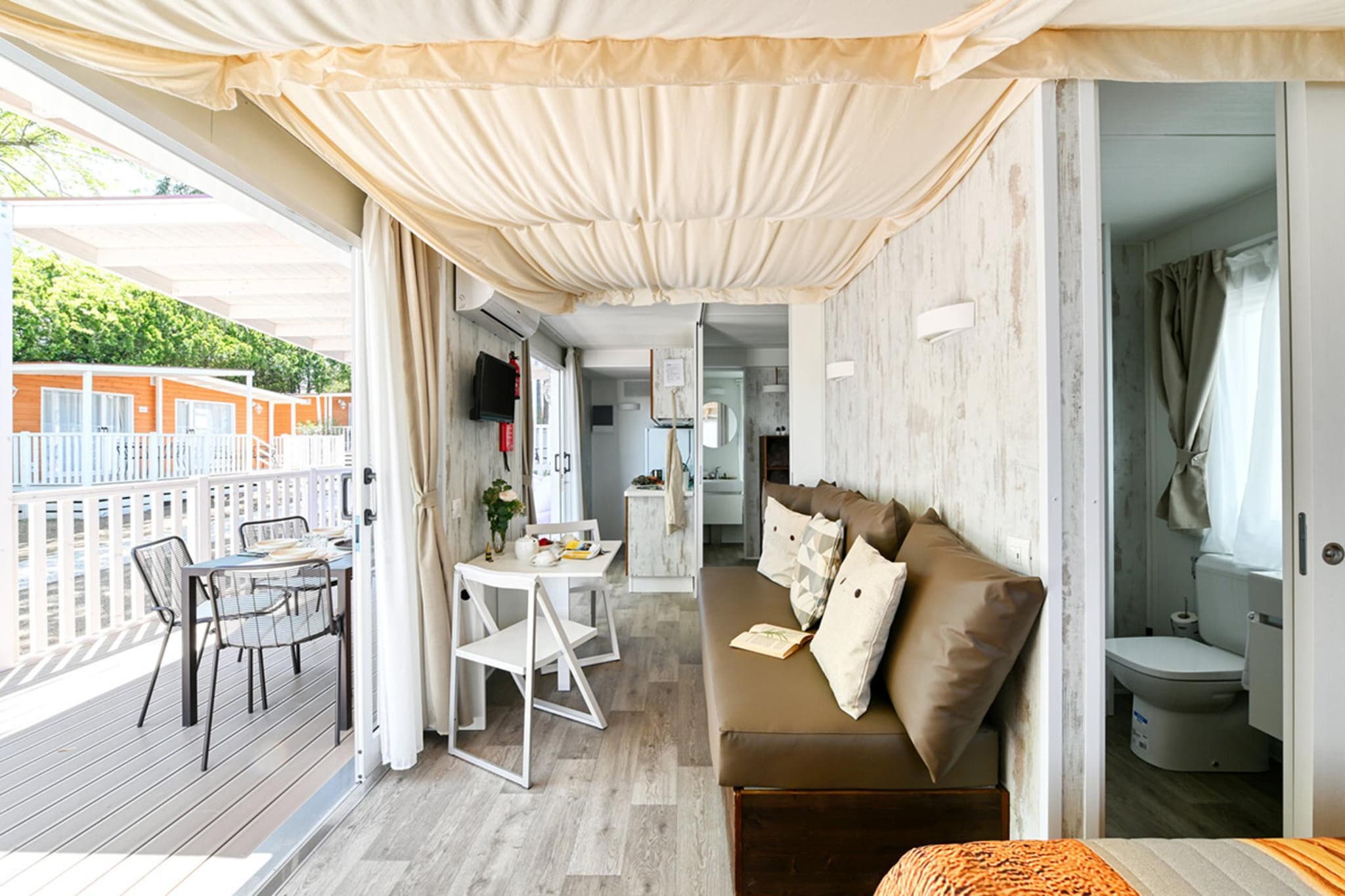 Caravanpark San Benedetto Camping Relais Peschiera / MH Borgo-Woonkamer