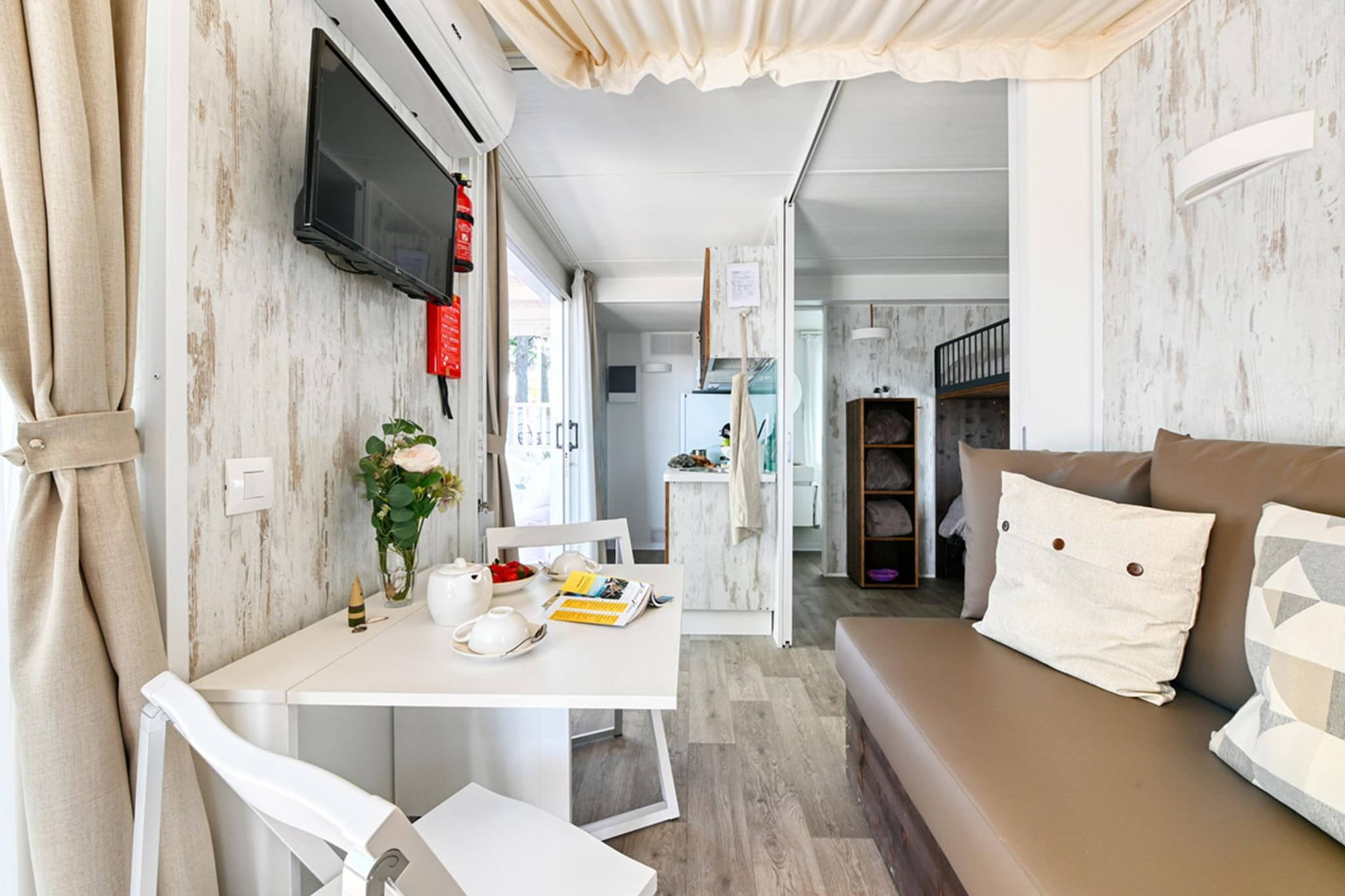 Caravanpark San Benedetto Camping Relais Peschiera / MH Borgo-Woonkamer