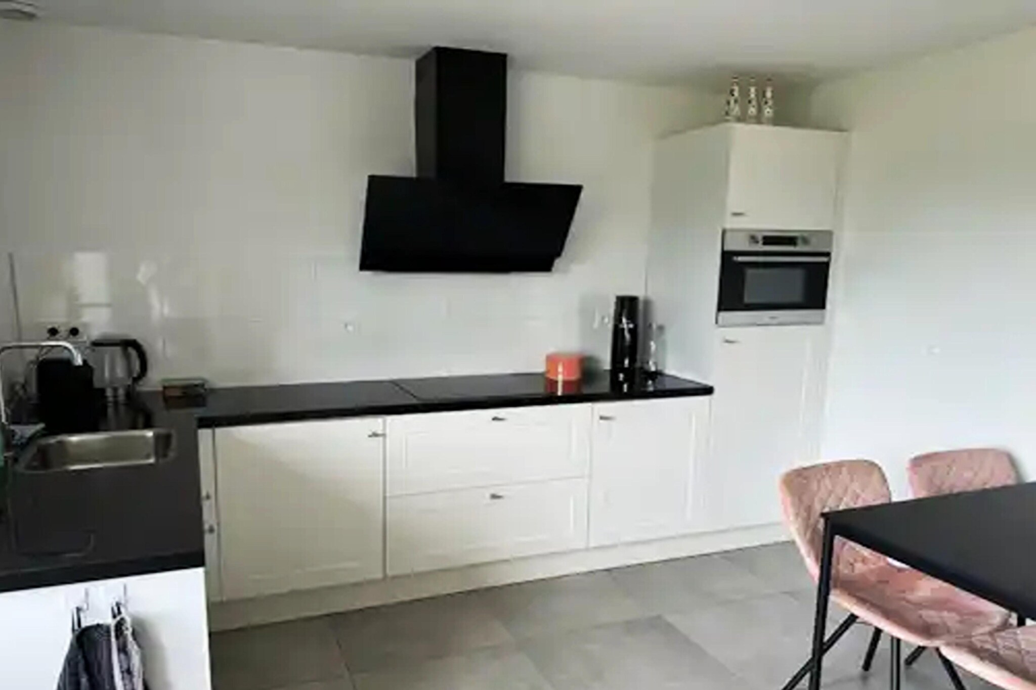 This holiday home is situated in a beautiful location in the Loire department. It's detached and peacefully situated on the edge of an orchard with a unique view of the surrounding area. 

This spacious ground-floor holiday home is thoughtfully laid out for comfortable group stays, featuring a bright living room with a TV, a dining table, and ample seating for everyone to gather. The fully equipped kitchen includes a coffee machine, dishwasher, fridge-freezer, and a practical pantry for added storage. Sleeping arrangements are ideal for families or mixed groups, with five bedrooms offering a king-size bed, two single beds, a bunk bed, and two double beds. Two bathrooms and two separate toilets ensure convenience even at full occupancy. Outdoors, guests can enjoy a private garden with garden furniture and a barbecue, while amenities such as a washing machine and on-site parking make longer stays easy and relaxed.

There's also a beautiful cycle route along the Loire, passing through charming towns like Ancenis. The Natural Park, about 30 minutes from the holiday home, is highly recommended for children. There's plenty to do and see there, from climbing and ziplining to seeing unique animals. Mauges-sur-Loire - the village is nestled in a green, rural setting on the south bank of the Loire River. The region is known for its natural beauty and rich history. There are many enjoyable excursions to be made in the area, such as a canoe or boat trip on the Loire and a variety of cultural events and tourist attractions, such as the heritage of Saint-Florent-le-Vieil and river activities in Montjean-sur-Loire.
