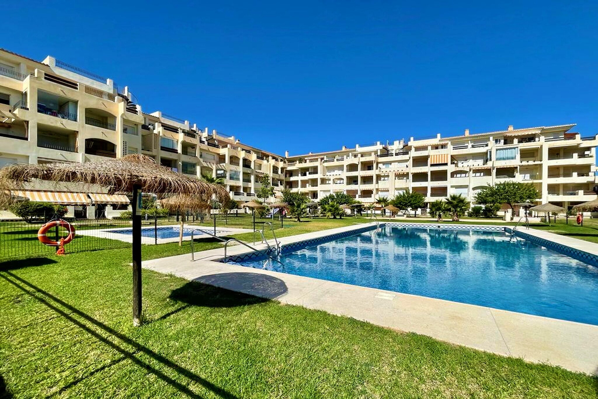 Beautiful apartment in Roquetas de Mar, Costa de AlmerÃa, ideal for unforgettable sun holidays with family or friends. It is located in an apartment complex with a lift and no fewer than 8 communal swimming pools.
A short distance from the property is the seaside beaches and Playa Serena golf course. Moreover, there are numerous cozy restaurants near the residence. A visit to the nice center of Aguadulce (15.5 km) and the impressive Castillo de Santa Ana is also very worthwhile.
Prepare your favorite meals in the well-equipped kitchen and enjoy an active afternoon in the large communal fitness room. The air conditioning ensures a pleasant indoor temperature and the private covered terrace is ideal for a relaxing end to the holiday, with a snack and drink of your choice.