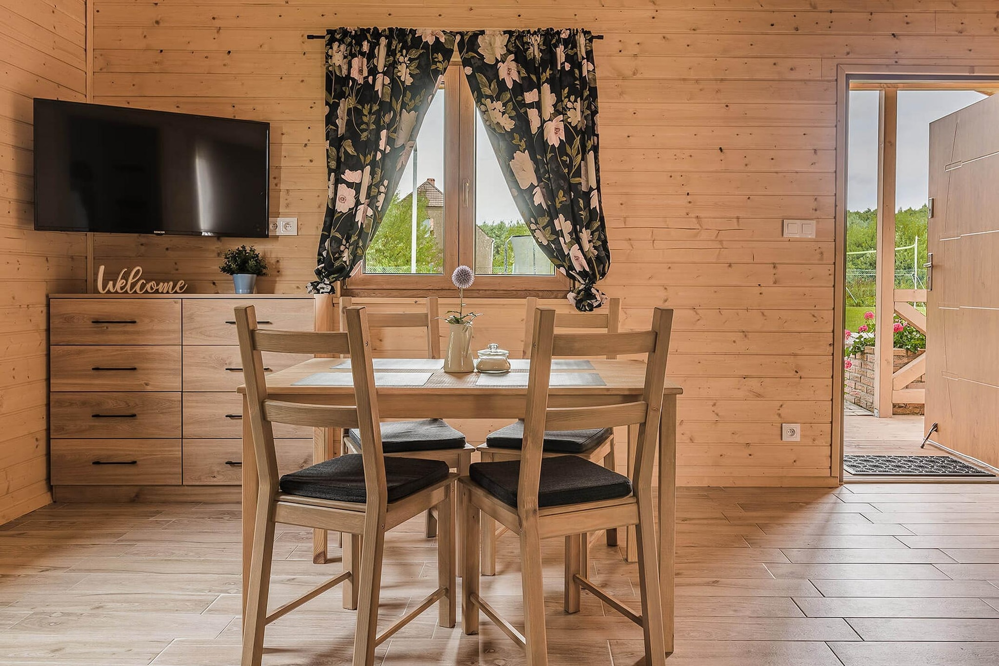 Osada Trzy Siostry domek nr 4 dla 4 osób Dąbrowa - Dining room