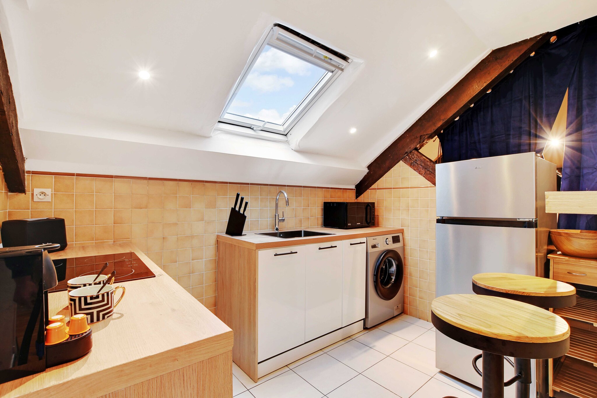 Checkmyguest offers you an authentic 40 m² two-bedroom apartment in the Batignolles district, in the 17th arrondissement of Paris. Perfectly equipped for unforgettable stays, this address is located near the Arc de Triomphe, an emblematic monument offering spectacular views of the Champs-Élysées and beyond.