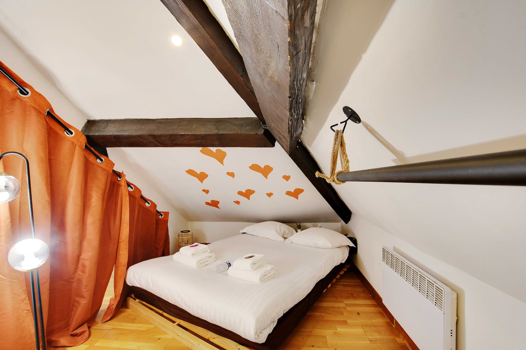 On the 3rd floor: (Living room(single sofa bed, single sofa bed, TV, dining table), Kitchen(stove, electric kettle, toaster, coffee machine, oven, microwave, fridge, electric hot plates, dishes and cutlery, Cooking basics, Wine glasses), bedroom(Wardrobe, double bed, heating, Sheets incl.), bedroom(double bed, heating), bathroom(bath tub, washbasin, toilet))\n\nBed Linen, Desk, Hot Water, Internet Access DSL, First Aid, Play area, washing machine, heating, iron, hairdryer, Towels/Sheets (Incl.), shampoo, Essentials, Dedicated workspace, Carbon monoxide detector, Cleaning Disinfection, Enhanced cleaning practices, High touch surfaces disinfected, Long term stays allowed