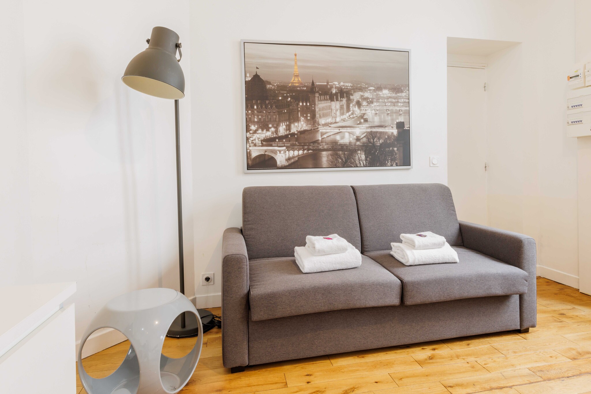 Ground floor: (Kitchen(stove, electric kettle, toaster, coffee machine, oven, microwave, dishwasher, fridge, dishes and cutlery, Cooking basics), Living/bed room(Bed Linen, Desk, single sofa bed, single sofa bed, TV), bathroom(shower, toilet, hairdryer, Towels/Sheets (Incl.), shampoo))\n\nHot Water, Internet Access DSL, Wardrobe, First Aid, Play area, washing machine, heating, Essentials, Carbon monoxide detector, Enhanced cleaning practices, Long term stays allowed, Roll-in shower with shower bench or chair, Room-darkening shades