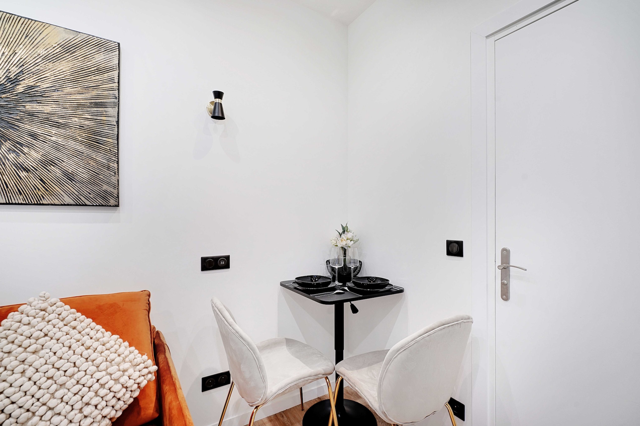 Checkmyguest offers you this elegant 15 m² studio, nestled in the Épinettes district, in the 17th arrondissement of Paris. Ideal for memorable stays, this space is equipped for your absolute comfort. Nearby, discover the charm of Square des Batignolles, the romantic inspiration of the Musée de la Vie romantique and the bustle of Place Pigalle, at the foot of the Montmartre hill.