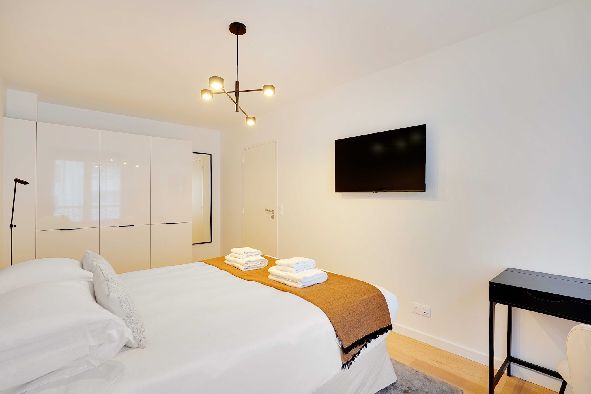 Sleek apartment in Levallois-Perret