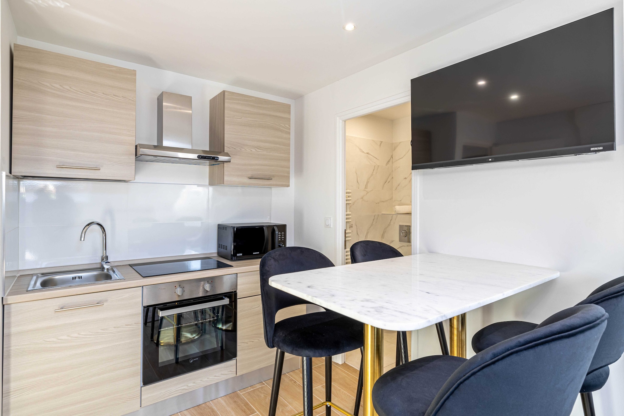 Large renovated studio - Bright - 1BR/4p