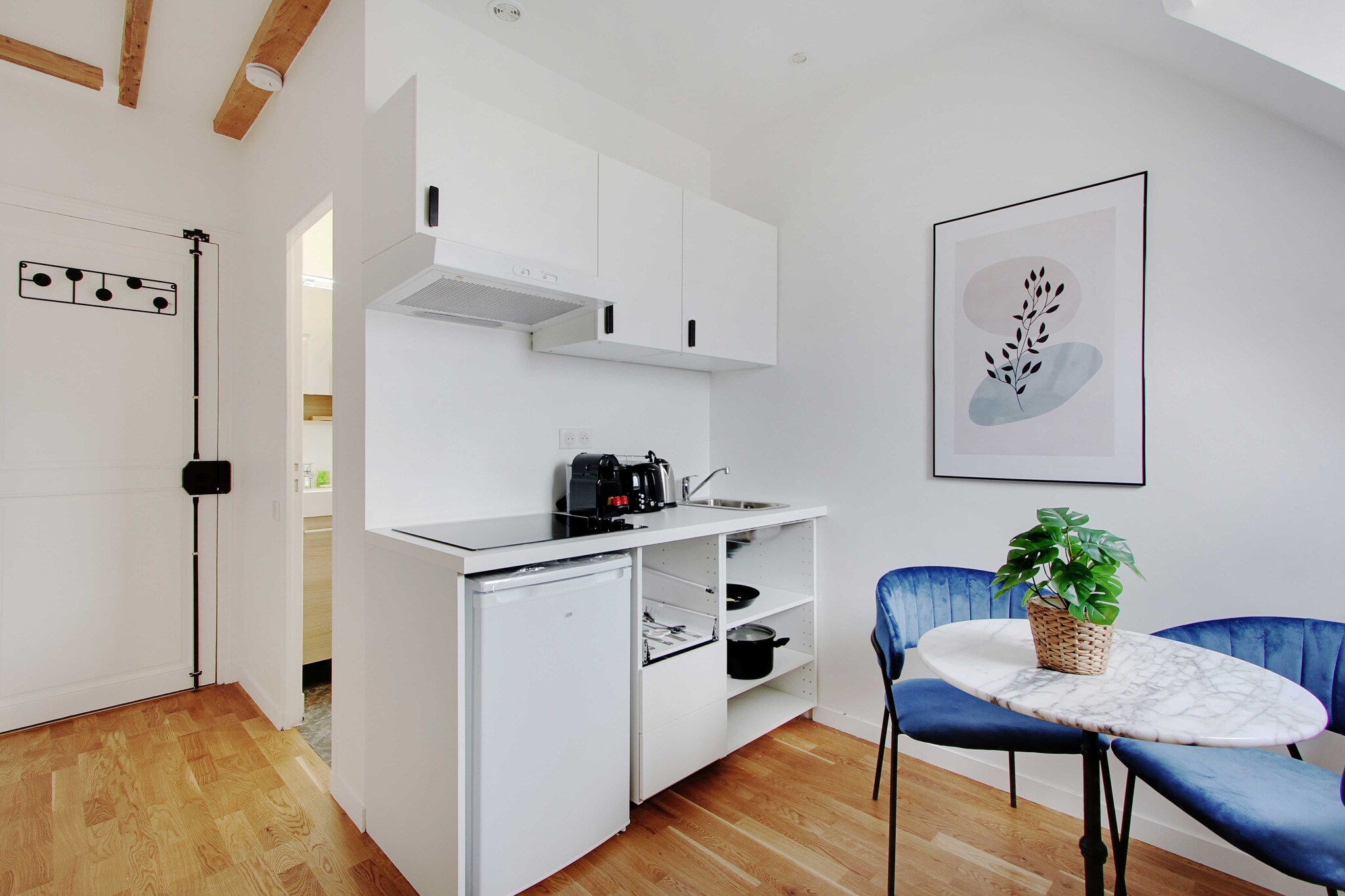 Checkmyguest offers you a cosy, welcoming 20m² apartment on the 6th floor of a prestigious building in the upmarket Chaillot district. This jewel of the 16th arrondissement features a carefully decorated bedroom, offering a comfortable and refined living environment. Take advantage of its proximity to the Trocadero Gardens for walks and moments of relaxation.