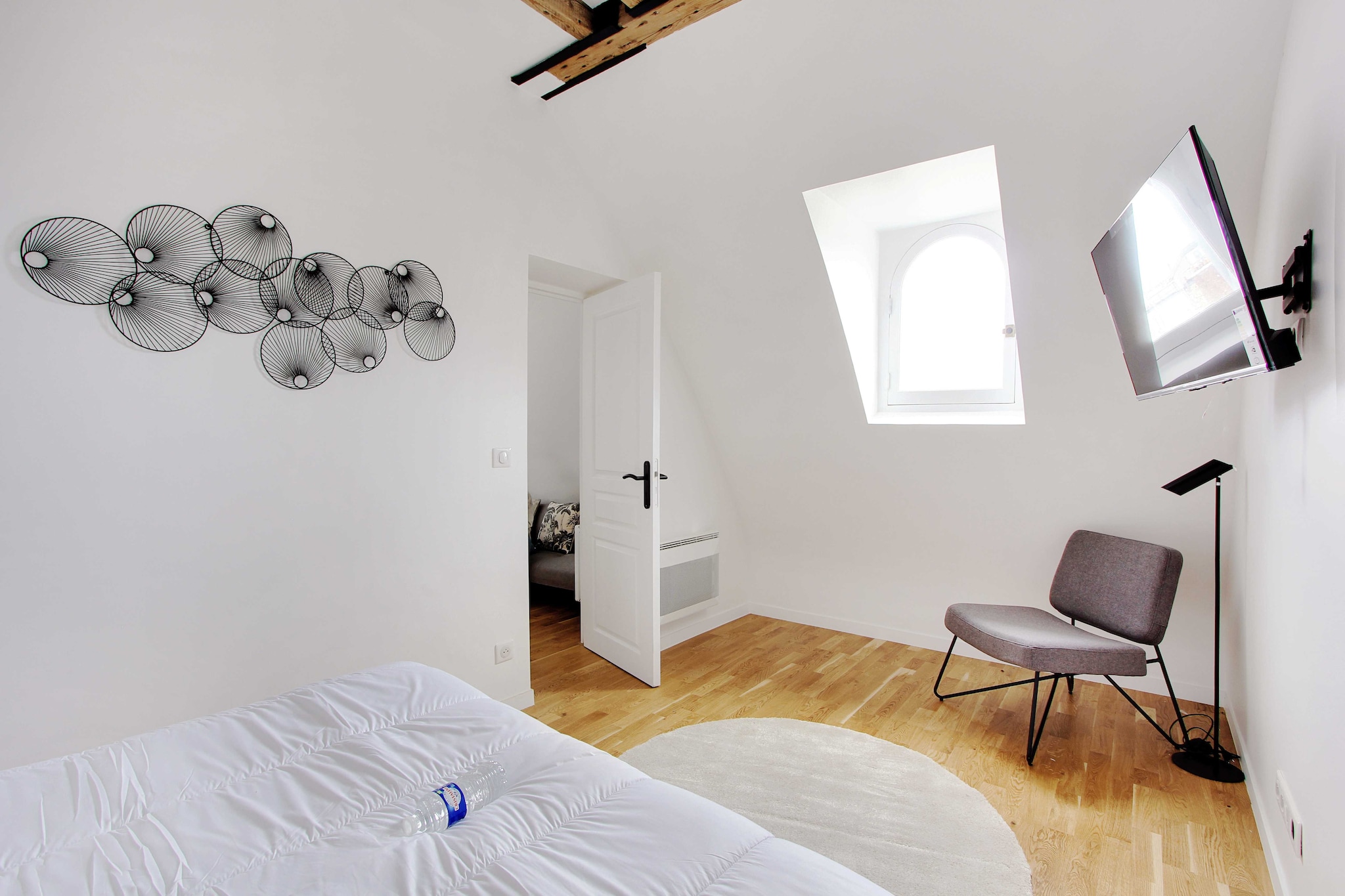 On the 6th floor: (Kitchen(stove, hob, electric kettle, toaster, coffee machine(espresso), microwave, fridge, dishes and cutlery, Cooking basics), Living/diningroom(seating area), bedroom(double bed), bathroom(shower, toilet))\n\nBed Linen, Desk, Elevator, Hot Water, Internet Access DSL, Wardrobe, storage, TV, washing machine, heating, iron, hairdryer, baby crib(free), Towels/Sheets (Incl.), shampoo, Essentials, Dedicated workspace, Carbon monoxide detector, Cleaning Disinfection, Enhanced cleaning practices, High touch surfaces disinfected, Long term stays allowed, Room-darkening shades