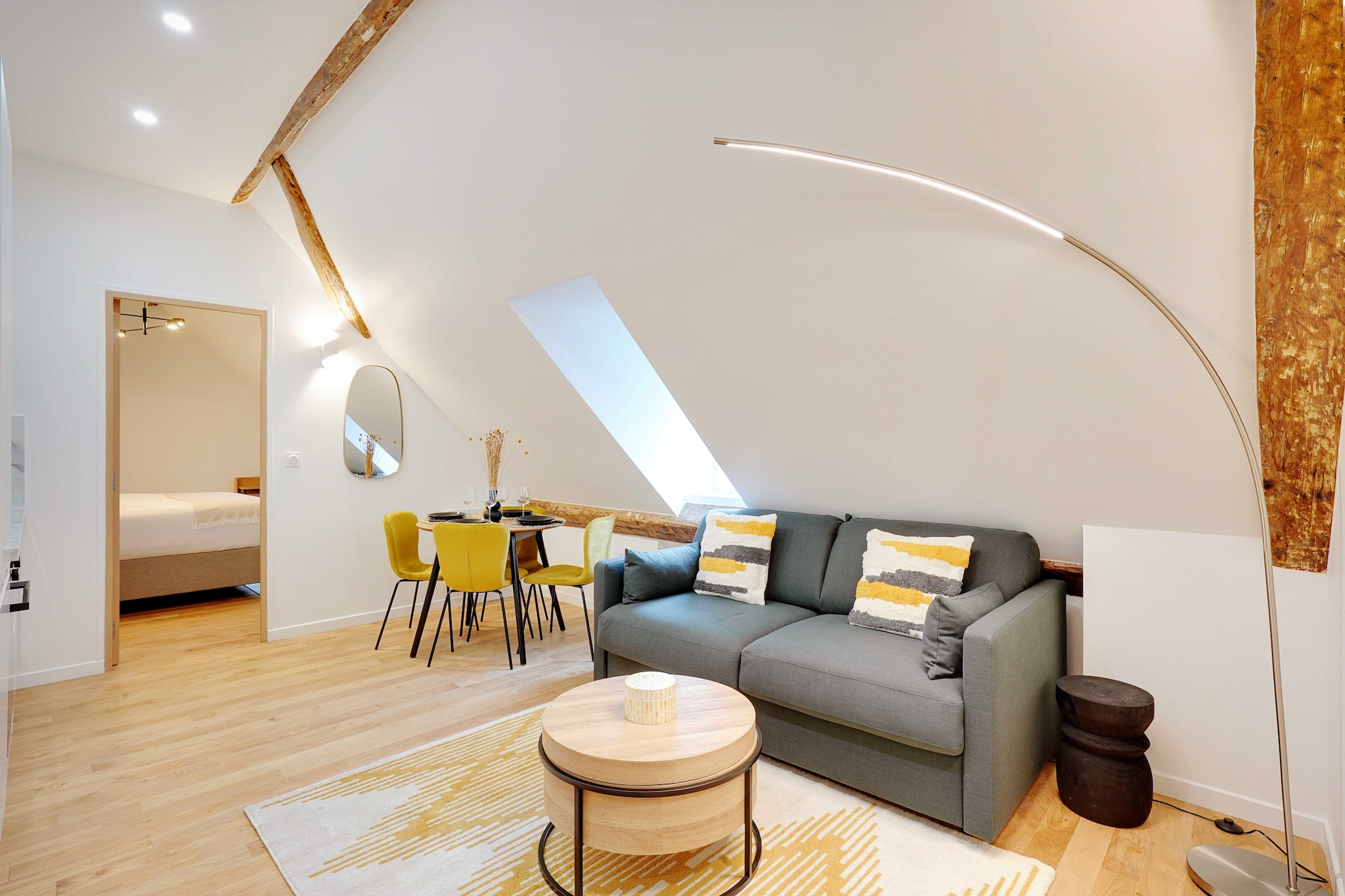 Checkmyguest offers you a charming 53 m² 1-bedroom apartment in the lively La Roquette district, in the heart of Paris' 11th arrondissement. Just a stone's throw away, you'll find the Statue de la République, a symbol of liberty and fraternity, and the Palais de la Femme, a historic building that has provided a warm refuge since 1926.