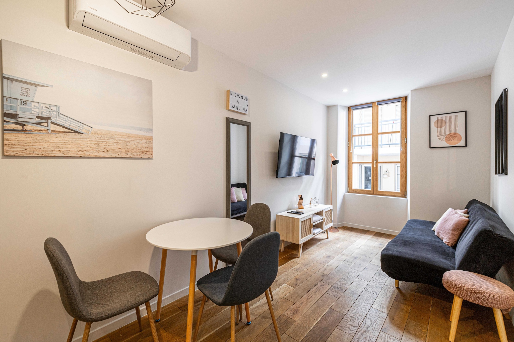 Exquisite two room apartment, tastefully renovated. Remarkably spacious in the medieval charm of Suquet,  Just a 2 minute stroll from the vibrant heart of the city!

L'appartement est situÃ© en plein coeur de la vieille ville de Cannes. Vous dÃ©couvrirez une diversitÃ© de boutiques, de cafÃ©s et de restaurants Ã  proximitÃ©, offrant une vÃ©ritable immersion dans le mode de vie cannois. De surcroÃ®t, la plage est accessible Ã  quelques pas, vous permettant de profiter de journÃ©es de dÃ©tente au bord de la mer.

Cannes, une destination ensoleillÃ©e nichÃ©e sur la CÃ´te d'Azur, est cÃ©lÃ¨bre pour son glamour, ses plages magnifiques et sa scÃ¨ne gastronomique raffinÃ©e. Lors de votre sÃ©jour dans notre Ã©lÃ©gant appartement Ã  Cannes, nous vous invitons Ã  explorer la ville non seulement pour son charme cÃ´tier, mais aussi pour ses restaurants exceptionnels. Parmi eux, trois Ã©tablissements mÃ©ritent particuliÃ¨rement votre attention : 

-La MÃ´me : restaurant emblÃ©matique de la CÃ´te d'Azur, offrant une expÃ©rience gastronomique mÃ©diterranÃ©enne authentique
-New York, New York : restaurant qui vous invite Ã  explorer le monde des saveurs internationales sur la cÃ©lÃ¨bre Croisette, offrant une expÃ©rience culinaire inoubliable 
-Tredici: restaurant italien charmant, situÃ© au cÅ“ur de la vieille ville de Cannes, qui vous transporte en Italie avec ses pizzas artisanales, ses pÃ¢tes fraÃ®ches et son ambiance conviviale.
Tous ces restaurants sont facilement accessibles depuis notre appartement Ã  Cannes, offrant une variÃ©tÃ© de cuisines pour tous les goÃ»ts et prÃ©fÃ©rences.