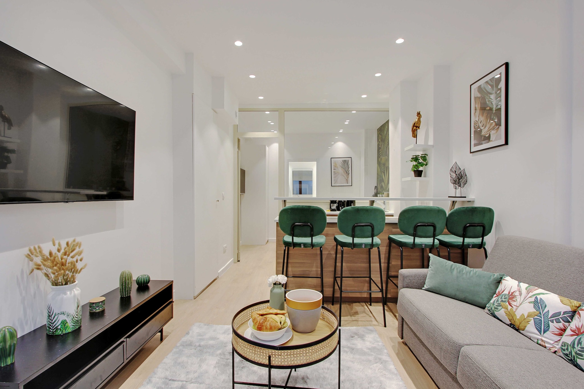 Checkmyguest offers you this elegant 28 m² apartment located in the Chaillot district. Able to accommodate up to four people, this space combines modern comfort and Parisian charm. Just steps from the Champs-Élysées and the Eiffel Tower, you will enjoy an exceptional location in the heart of the French capital, surrounded by quaint cafes and iconic monuments.