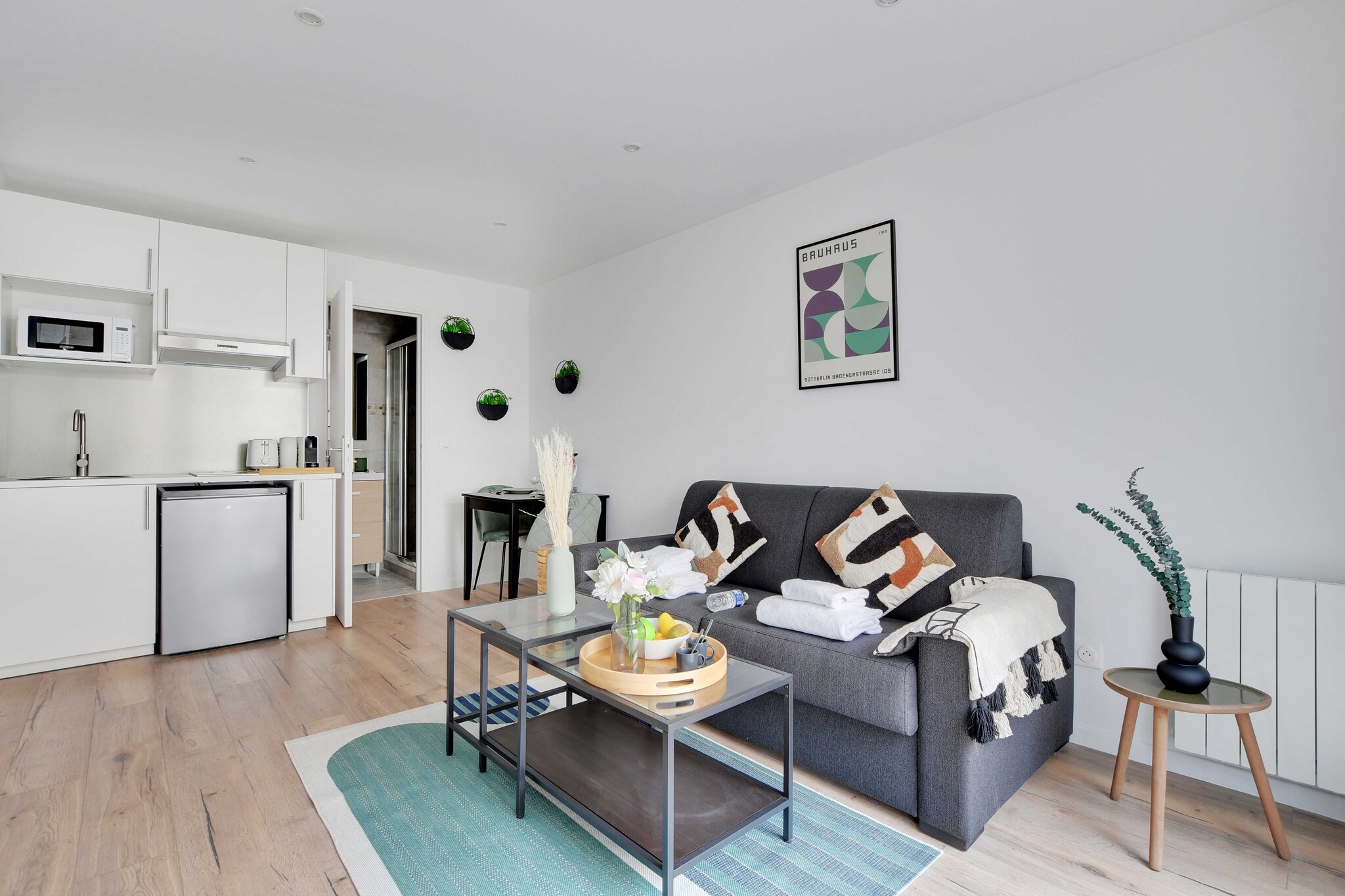 Checkmyguest offers you a charming 19 m² studio apartment in the town of Le Kremlin-Bicêtre. Well-equipped for unforgettable stays, this apartment is just a stone's throw from Parc Philippe Pinel, a haven of peace with hiking trails and relaxation areas.
The geographical location of the apartment will allow you to move around the capital very easily via these many public transport options :
- Metro: Le Kremlin-Bicêtre, line 7, only a 4-minute walk away
- Numerous day & night bus routes
- Vélib station
- Several cab companies available: Les cabs G7 (the most popular): call 36 07.