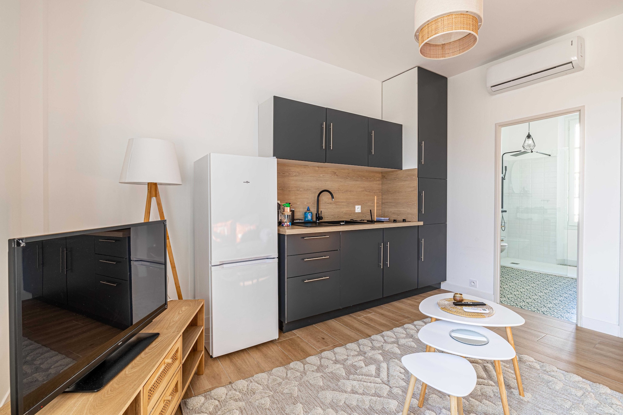 Beautifully decorated studio, located 5 minutes from the Palais des Festivals and you will benefit from an ideal location for your stay in Cannes.

- By plane: Nice airport is 30 minutes from Cannes
- Private driver from Nice airport: Reservation on request
- By car: Public car park at 200 m
- By train: the station is a 25-minute walk away

During your stay in Cannes, you'll have the chance to explore some wonderful nearby destinations, each offering a unique and memorable experience.	
 Antibes and its cape:Just a few kilometers from Cannes, the charming town of Antibes welcomes you. Explore its rich historical heritage, including the Picasso Museum housed in a superb chÃ¢teau. Stroll through the cobbled streets of old Antibes, where the Provencal market will awaken your senses with its scents and flavors. But don't forget to venture out to Cap d'Antibes, where coastal paths offer breathtaking views of the Mediterranean. 
Les trayas and its red rocks: West of Cannes lies the natural paradise of Les Trayas, a striking contrast to urban life. Explore mountain and forest landscapes that blend harmoniously with the Mediterranean coastline. Hiking enthusiasts will be delighted by the trails leading to the emblematic red rocks, offering breathtaking panoramic sea views.
Grasse and its perfume: Not far from Cannes is the town of Grasse, world-famous as the capital of perfume. You'll have the opportunity to visit renowned perfume factories such as Fragonard, Galimard and Molinard, where you'll discover the art of perfumery and even have the chance to create your own fragrance. Stroll through Grasse's medieval streets, steeped in history and intoxicating scents.