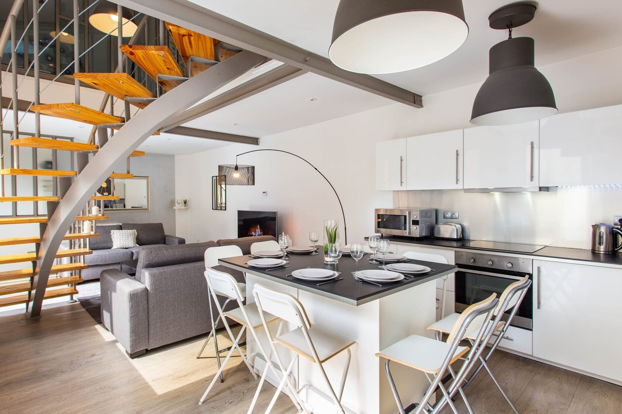 Checkmyguest offers you this charming 80 mÂ² house located in Montrouge, just 5 minutes from Paris. With its two spacious bedrooms and capacity for 8 people, this home is ideal for a stay with family or friends. Treat yourself to the comfort and tranquility of a charming pied-Ã -terre in the immediate vicinity of the capital.