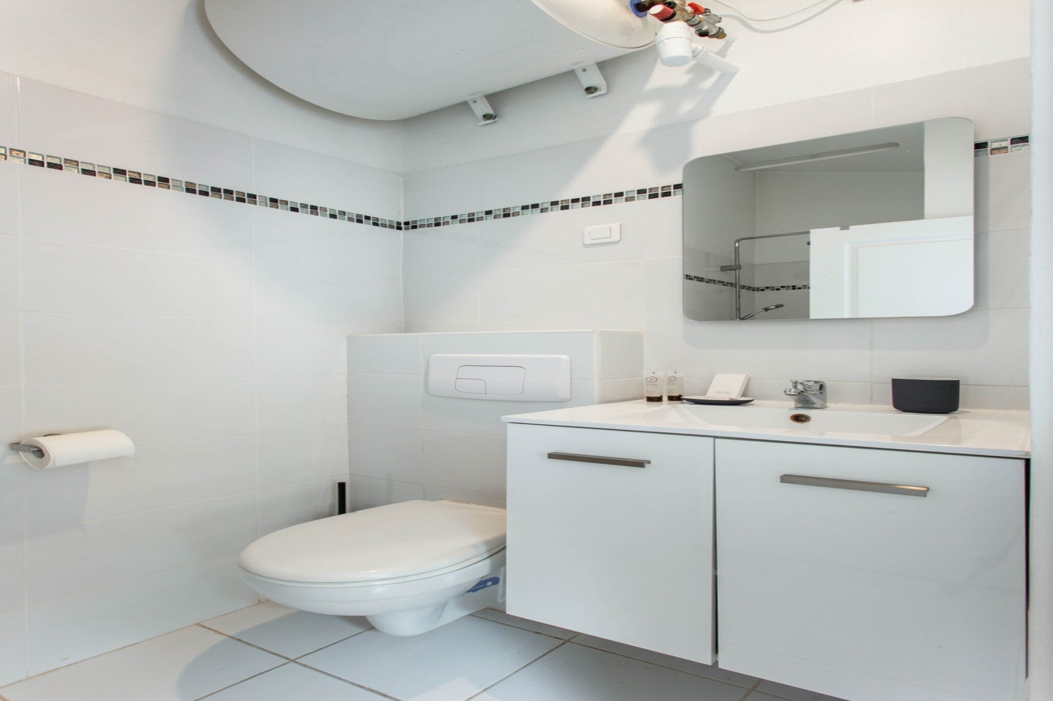 Ground floor: (Living room(single sofa bed, single sofa bed), open kitchen(electric kettle, toaster, cooker, oven, microwave, dishwasher, fridge, dishes and cutlery), bedroom(Queen Bed), bedroom(Queen Bed), bathroom(shower, toilet), bathroom(shower, toilet), toilet(toilet))\n\nBed Linen, Desk, Hot Water, Internet Access DSL, Wardrobe, First Aid, Play area, TV, tumble dryer, washing machine, heating, iron, hairdryer, crib(free), Towels/Sheets (Incl.), shampoo, Essentials, Dedicated workspace, Cooking basics, Carbon monoxide detector, Cleaning Disinfection, Downtown, Enhanced cleaning practices, High touch surfaces disinfected, Long term stays allowed, Town