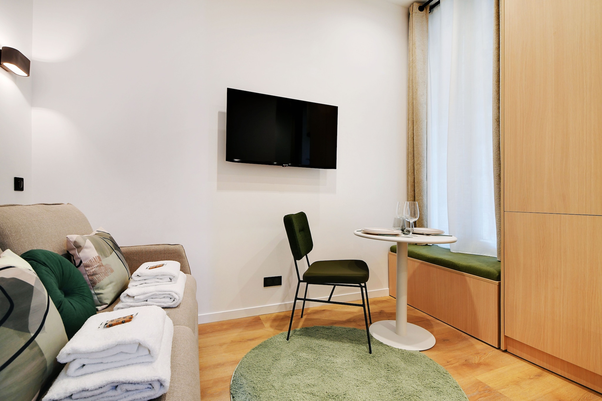 Checkmyguest offers you this charming 13 m² studio located in the coveted Auteuil district, in the heart of Paris' 16th arrondissement. Offering an array of amenities, this space subtly blends comfort, refinement and functionality. Enjoy the peace and quiet just a stone's throw from the Bois de Boulogne and the Seine, for a singular living experience in the heart of the City of Light.