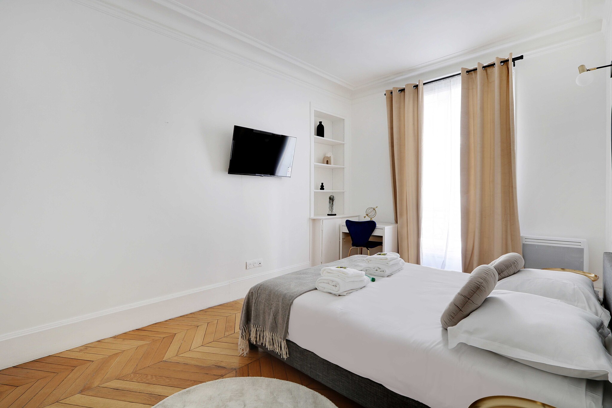 On the 1st floor: (Living room(double sofa bed, TV), Kitchen(stove, electric kettle, toaster, coffee machine, microwave, fridge, dishes and cutlery, Cooking basics), bedroom(double bed), bedroom(single bed, single bed), Bedroom with bathroom(double bed, shower), Bedroom with bathroom(double bed, shower), bathroom(bath tub), toilet(toilet), toilet(toilet))\n\nBed Linen, Desk, Hot Water, Internet Access DSL, Wardrobe, First Aid, Play area, washing machine, heating, iron, hairdryer, crib(free), Towels/Sheets (Incl.), shampoo, Essentials, Dedicated workspace, Carbon monoxide detector, Cleaning Disinfection, Downtown, Enhanced cleaning practices, High touch surfaces disinfected, Long term stays allowed, Room-darkening shades, Town