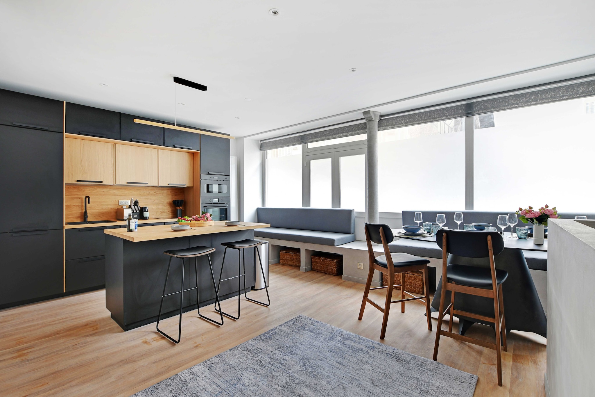 Checkmyguest offers you a spacious 90 mÂ² 2-bedroom apartment in the Grandes-CarriÃ¨res district of Paris' 18th arrondissement. Ideally equipped for unforgettable stays, this address lets you enjoy a unique experience close to the majestic Basilique du SacrÃ©-CÅ“ur de Montmartre. Enjoy an exceptional view of Paris from its dome!