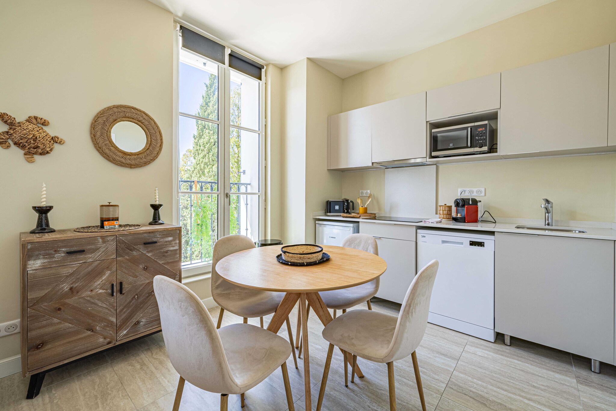 Come and enjoy this beautiful 20 m2 apartment, completely renovated, connected and equipped. You will be in the immediate vicinity of the famous Crois

- By plane: Nice airport is 30 minutes from Cannes
- Private driver from Nice airport: Reservation on request
- By car: Public parking 100 m away
- By train: the station is a 5-minute walk away

During your stay in Cannes, you'll have the chance to explore some wonderful nearby destinations, each offering a unique and memorable experience.	
 Antibes and its cape:Just a few kilometers from Cannes, the charming town of Antibes welcomes you. Explore its rich historical heritage, including the Picasso Museum housed in a superb chÃ¢teau. Stroll through the cobbled streets of old Antibes, where the Provencal market will awaken your senses with its scents and flavors. But don't forget to venture out to Cap d'Antibes, where coastal paths offer breathtaking views of the Mediterranean. 
Les trayas and its red rocks: West of Cannes lies the natural paradise of Les Trayas, a striking contrast to urban life. Explore mountain and forest landscapes that blend harmoniously with the Mediterranean coastline. Hiking enthusiasts will be delighted by the trails leading to the emblematic red rocks, offering breathtaking panoramic sea views.
Grasse and its perfume: Not far from Cannes is the town of Grasse, world-famous as the capital of perfume. You'll have the opportunity to visit renowned perfume factories such as Fragonard, Galimard and Molinard, where you'll discover the art of perfumery and even have the chance to create your own fragrance. Stroll through Grasse's medieval streets, steeped in history and scents.