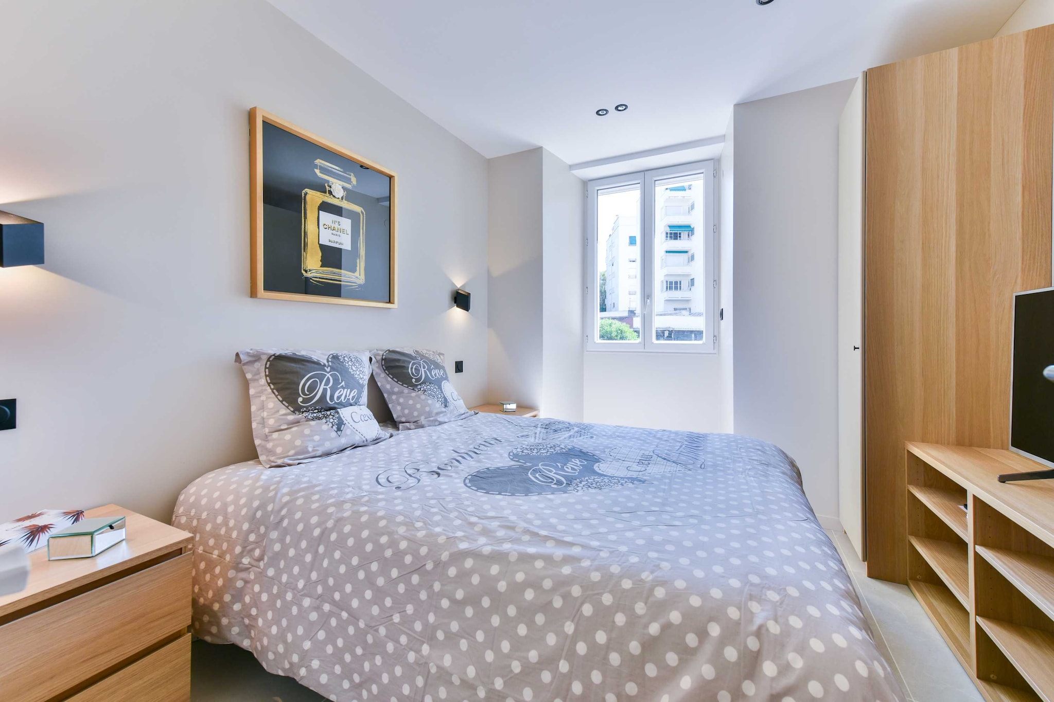 On the 1st floor: (Living room(double sofa bed, TV, dining table), Kitchen(stove, hob, electric kettle, toaster, coffee machine, oven, combination microwave, fridge, dishes and cutlery), bedroom(Wardrobe, double bed, TV), bathroom(Hot Water, shower, washbasin, toilet, hairdryer, shampoo))\n\nBed Linen, Internet Access DSL, First Aid, Play area, heating, air conditioning, iron, Towels/Sheets (Incl.), Essentials, Carbon monoxide detector, Cleaning Disinfection, Downtown, Enhanced cleaning practices, High touch surfaces disinfected, Long term stays allowed, Town