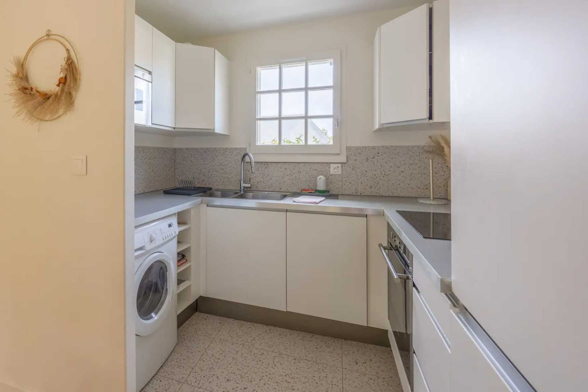 Checkmyguest offers you this charming house with a 60m² garden that can accommodate up to 5 people. This lovely accommodation provides an idyllic setting where elegance and comfort meet. Located near the Deauville Racecourse and the beach, the residence is secure, with 24/7 surveillance, and features a shared pool for residents.