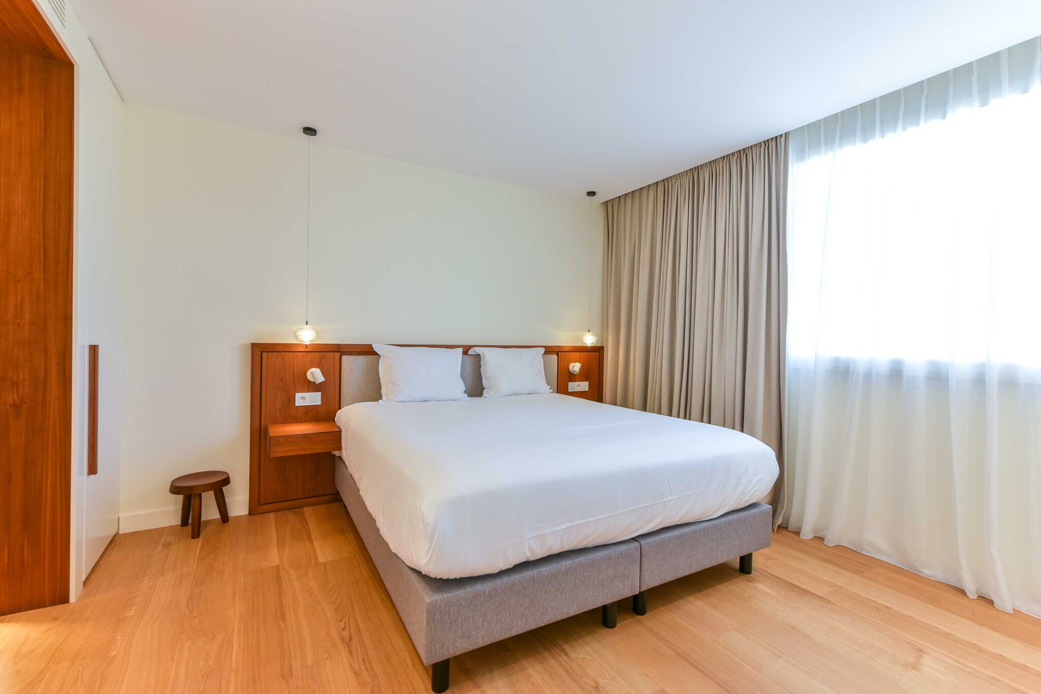 On the 4th floor: (Kitchen(dining table, stove, electric kettle, toaster, coffee machine, oven, microwave, dishwasher, fridge, freezer, washing machine, electric hot plates, Coffee, Wine glasses), bedroom(Queen Bed), bedroom(Queen Bed), bedroom(Queen Bed), bathroom(shower, toilet, hairdryer, Towels incl.), bathroom(shower, toilet, hairdryer, Towels incl.), bathroom(shower, toilet, hairdryer, Towels incl.))\n\nBed Linen, Elevator, Hot Water, Internet Access DSL, Wardrobe, First Aid, Beach, Play area, TV, cot, balcony or terrace, heating, air conditioning, iron, hairdryer, Towels/Sheets (Incl.), shampoo, Essentials, Carbon monoxide detector, Cleaning Disinfection, Downtown, Enhanced cleaning practices, High touch surfaces disinfected, Long term stays allowed, Near Ocean, Room-darkening shades, Sea view, Town