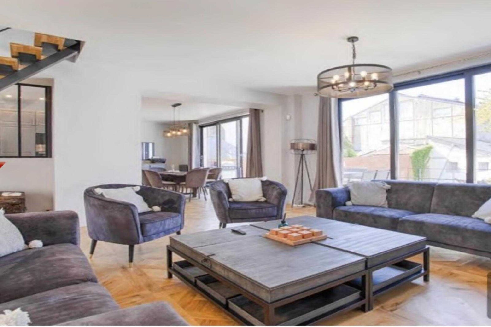 Experience luxury and space in our magnificent villa of over 300 m2, ideally located just a few steps from Place Morny, the train station and a few minutes from the beach. With a total capacity of 18 travelers, our property offers an elegant and spacious environment for many families or groups of friends.