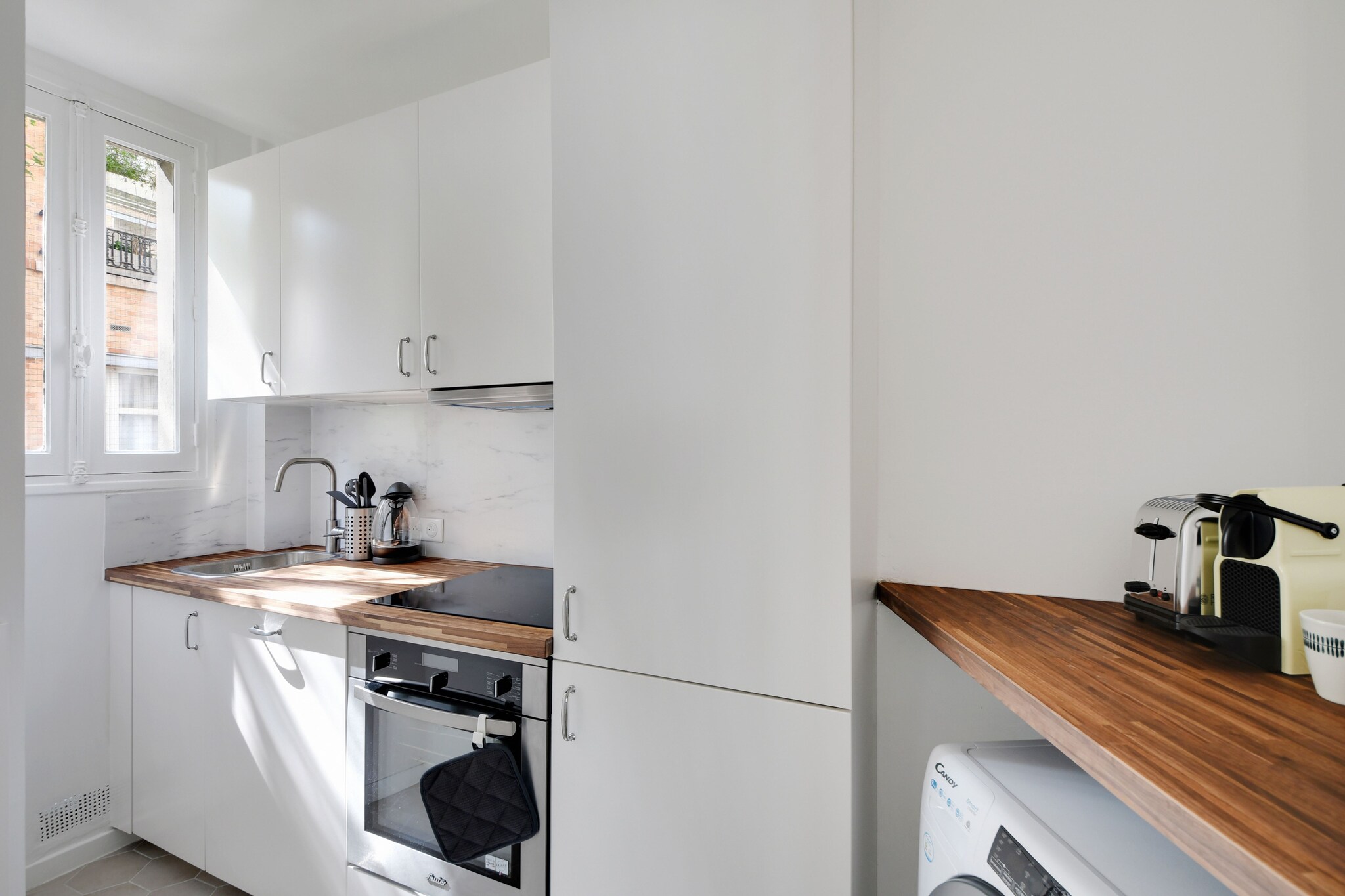 Immerse yourself in the Parisian lifestyle with this chic, fully-equipped studio apartment nestled in the heart of the city. With its modern amenities and tasteful decor, this cozy retreat offers a unique blend of comfort and style, perfect for solo workers or couples. 

The geographical location of the apartment will allow you to move very easily in the capital via these numerous possibilities of public transport:
- Subway: Argentina (line 1), located at 4 minutes on foot
- Subway: Charles de Gaules Etoile (line 2) located at 6 minutes on foot
- RER : Neuilly Porte Maillot (RER C) located at 7 minutes by foot
- BUS (day and night)
- VÃ©lib station
- Several Taxi companies available : G7 cabs (the most used) - call 36 07.