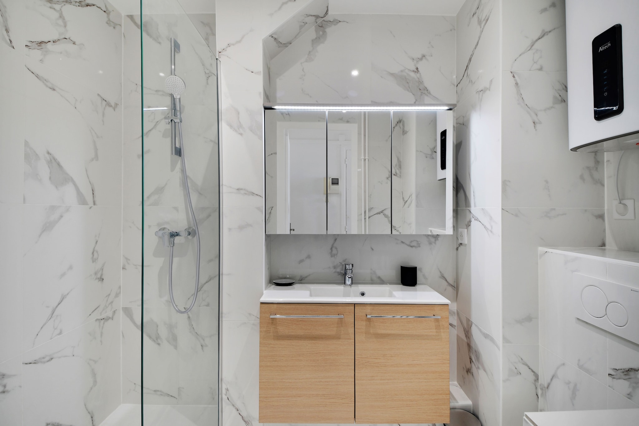 On the 4th floor: (Living room(double bed), Kitchen(stove, electric kettle, toaster, cooker, hood, coffee machine(espresso), oven, microwave, dishwasher, fridge), bathroom(shower, toilet))\n\nHot Water, Internet Access DSL, TV, heating, iron, hairdryer, Towels/Sheets (Incl.), shampoo, dishes and cutlery, Cooking basics