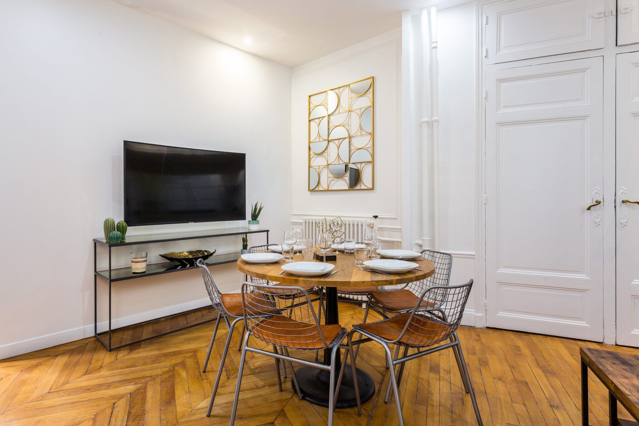 Checkmyguest offers you this magnificent 45 m² flat, nestled in the highly sought-after Auteuil district of Paris's 16th arrondissement. With one bedroom and a host of amenities, this space harmoniously combines comfort and conviviality. Take advantage of its proximity to the Bois de Boulogne and the Seine for a unique living experience in the heart of the City of Light.