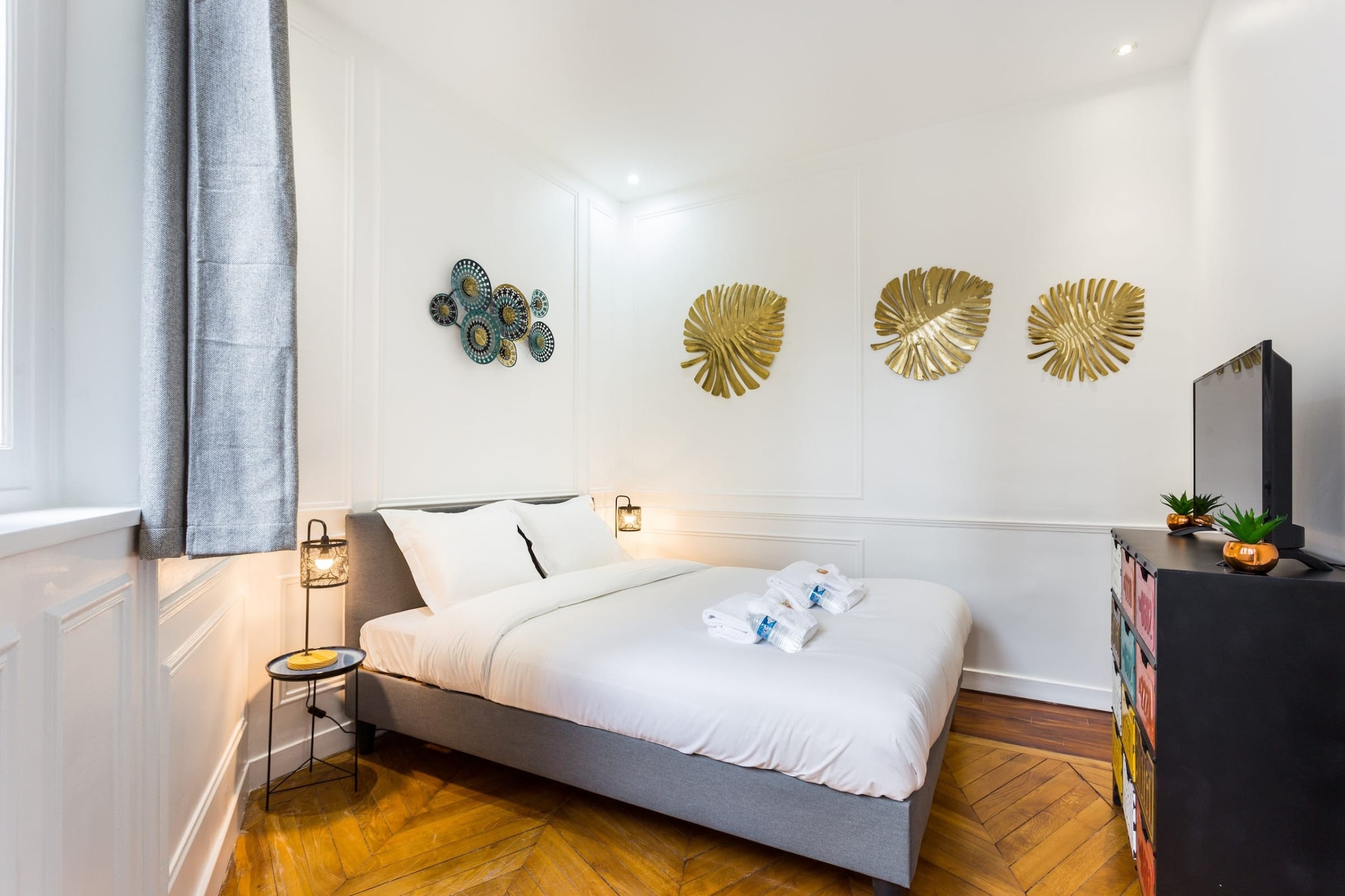 Ground floor: (Living room(double sofa bed, double sofa bed, TV, heating), Kitchen(dining table, stove, hob, electric kettle, toaster, hood, coffee machine, combination microwave, fridge, electric hot plates, dishes and cutlery, Cooking basics, Wine glasses), bedroom(double bed, TV), bathroom(Hot Water, shower, washbasin, toilet, hairdryer, shampoo))\n\nBed Linen, Desk, Internet Access DSL, Wardrobe, Play area, washing machine, iron, Towels/Sheets (Incl.), Essentials, Carbon monoxide detector, Cleaning Disinfection, Downtown, Enhanced cleaning practices, High touch surfaces disinfected, Long term stays allowed, Town