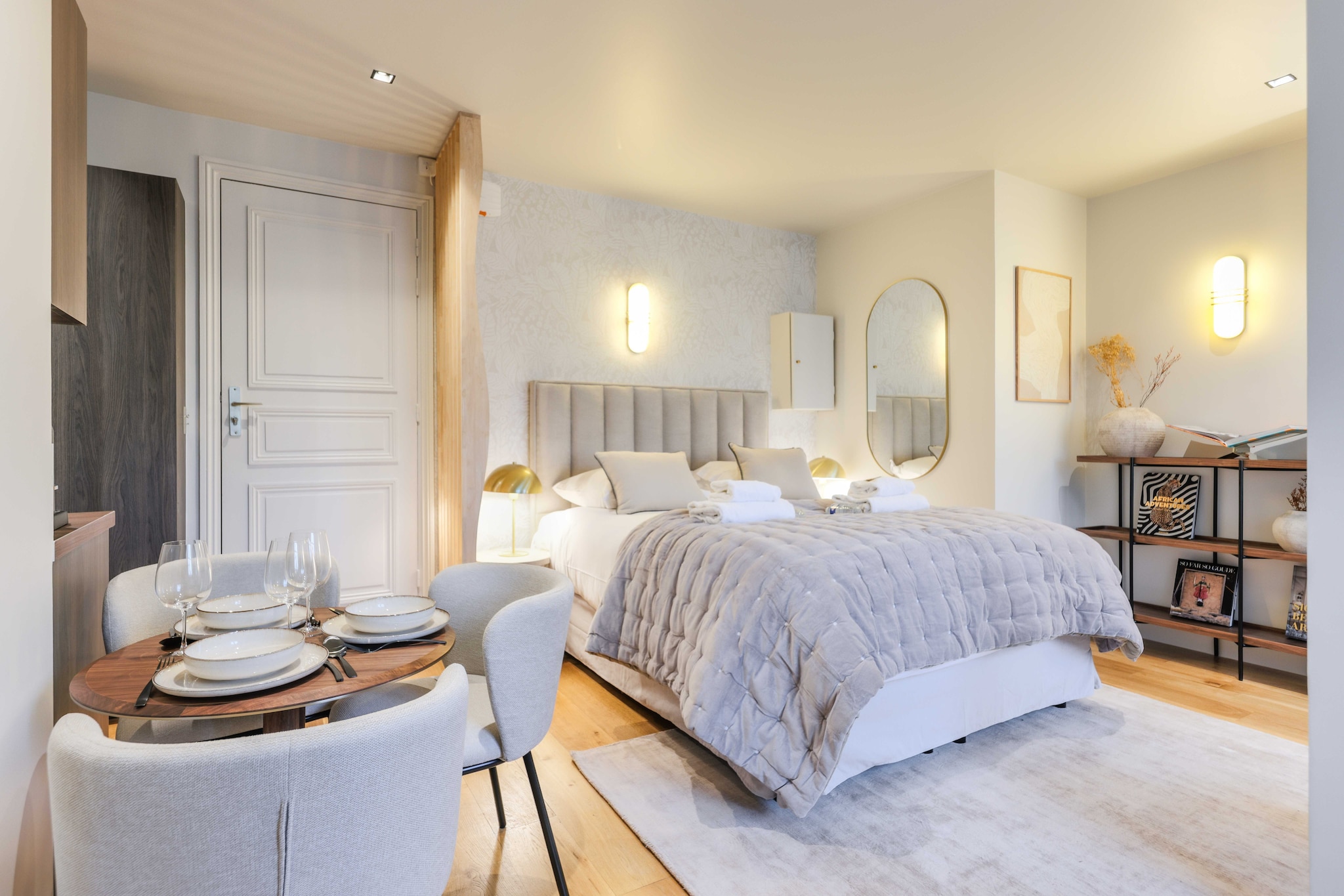 Checkmyguest offers you an elegant 17mÂ² studio apartment on Avenue Foch, in the heart of the upscale Chaillot district, in the 16th arrondissement of Paris. Enjoy a prestigious and refined setting just a stone's throw from the majestic Arc de Triomphe, ideal for an authentic Parisian experience. This studio is perfect for those seeking comfort and charm in an exceptional location.