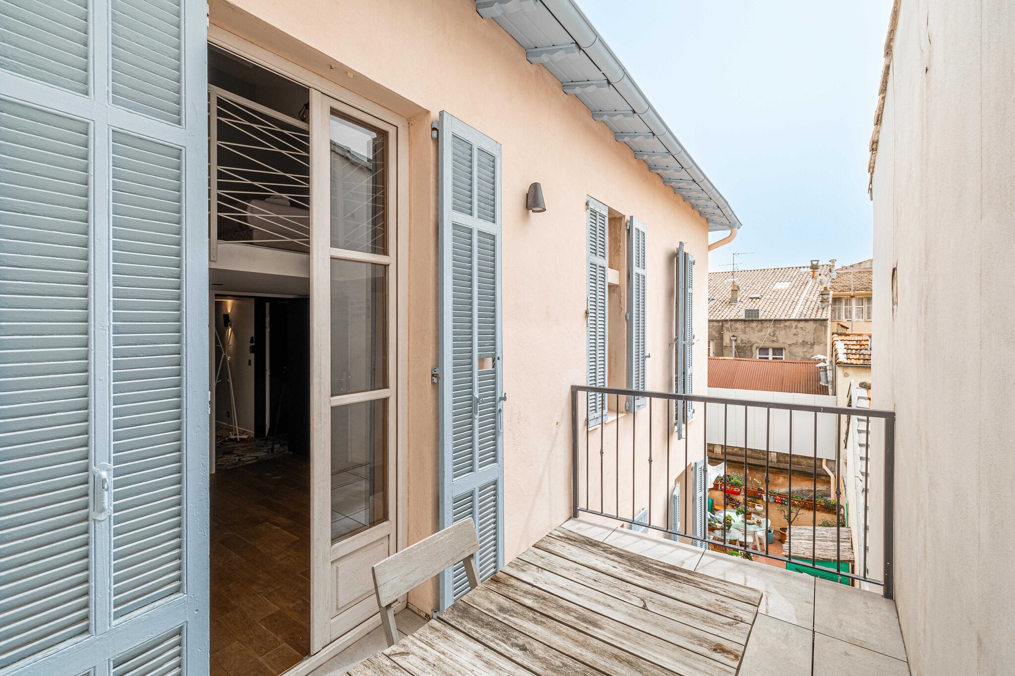In the heart of Cannes, this bright duplex located in the medieval district of Le Suquet stands out with its stunning terrace. Just a 100-meter walk from the famous Palais des Festivals, the location is ideal for experiencing the glamour of Cannes. The charm of the cobbled streets and medieval buildings of Le Suquet creates a unique atmosphere.