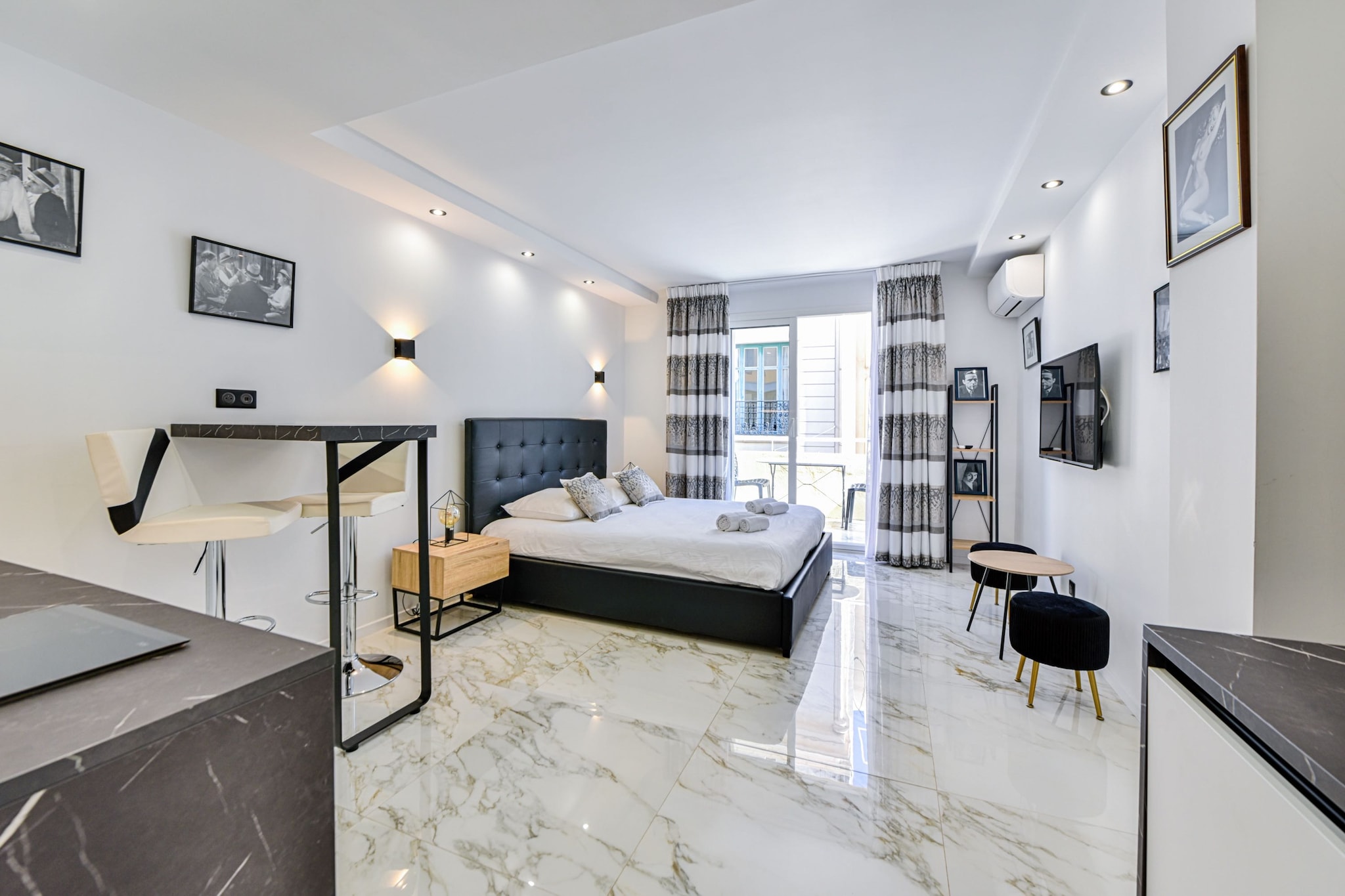 - By plane : Nice airport is 30 minutes from Cannes
- Private driver from Nice airport : Reservation on request
- By car : Public parking at 100 m
- By train : the train station is a few minutes walk away
During your stay in Cannes, you'll have the chance to explore some wonderful nearby destinations, each offering a unique and memorable experience.
Antibes and its cape:Just a few kilometers from Cannes, the charming town of Antibes welcomes you. Explore its rich historical heritage, including the Picasso Museum housed in a superb château. Stroll through the cobbled streets of old Antibes, where the Provencal market will awaken your senses with its scents and flavors. But don't forget to venture out to Cap d'Antibes, where coastal paths offer breathtaking views of the Mediterranean.
Les trayas and its red rocks: West of Cannes lies the natural paradise of Les Trayas, a striking contrast to urban life. Explore mountain and forest landscapes that blend harmoniously with the Mediterranean coastline. Hiking enthusiasts will be delighted by the trails leading to the emblematic red rocks, offering breathtaking panoramic sea views.
Grasse and its perfume: Not far from Cannes is the town of Grasse, world-famous as the capital of perfume. You'll have the opportunity to visit renowned perfume factories such as Fragonard, Galimard and Molinard, where you'll discover the art of perfumery and even have the chance to create your own fragrance. Stroll through Grasse's medieval streets, steeped in history and intoxicating scents.