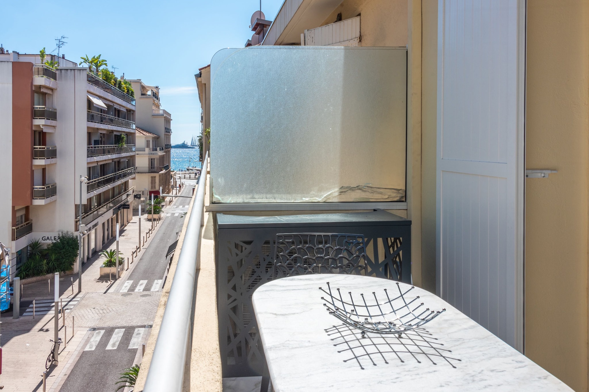 Large studio apartment with terrace and sea view