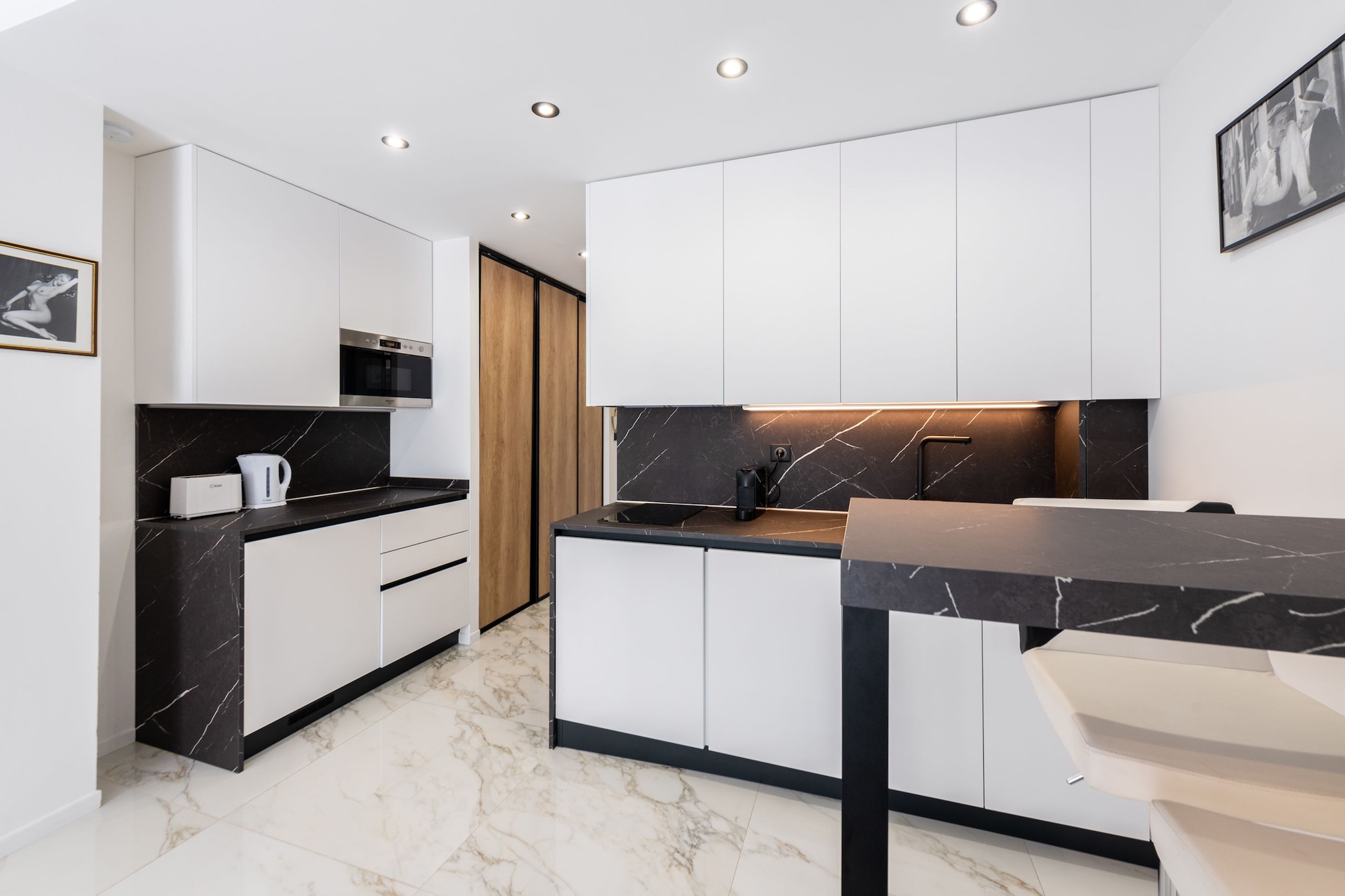 On the 3rd floor: (Kitchen(stove, electric kettle, toaster, coffee machine, microwave, fridge, dishes and cutlery, Cooking basics), Living/bed room(Bed Linen, Internet Access DSL, Wardrobe, double sofa bed, TV, air conditioning), bathroom(shower, washbasin, washing machine, hairdryer, Towels/Sheets (Incl.)), toilet(toilet))\n\nElevator, Hot Water, First Aid, Beach, Play area, balcony or terrace, heating, iron, shampoo, Essentials, Carbon monoxide detector, Cleaning Disinfection, Downtown, Enhanced cleaning practices, High touch surfaces disinfected, Long term stays allowed, Near Ocean, Town