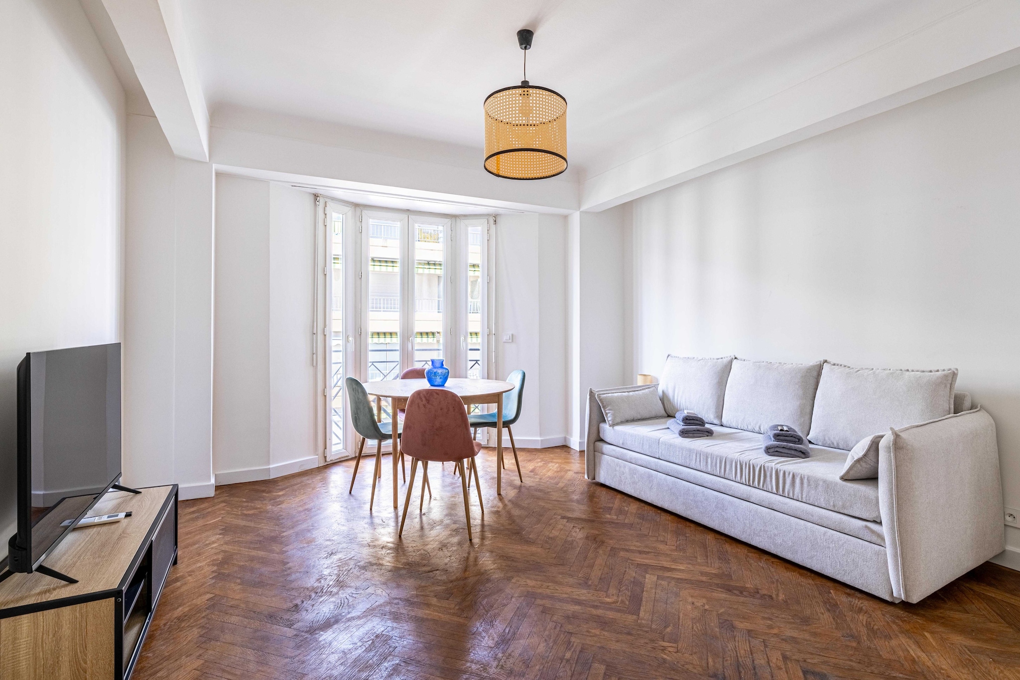 Welcome to Cannes! Our fully renovated flat offers the perfect blend of contemporary elegance and modern comfort. Located just 2 minutes from the Croisette, our 67m2 property offers an elegant and refined setting for your holidays with family or friends.
Within easy reach of the city's must-see attractions, including La Croisette, Le Vieux Port and Les Plages. A change of scenery guaranteed !