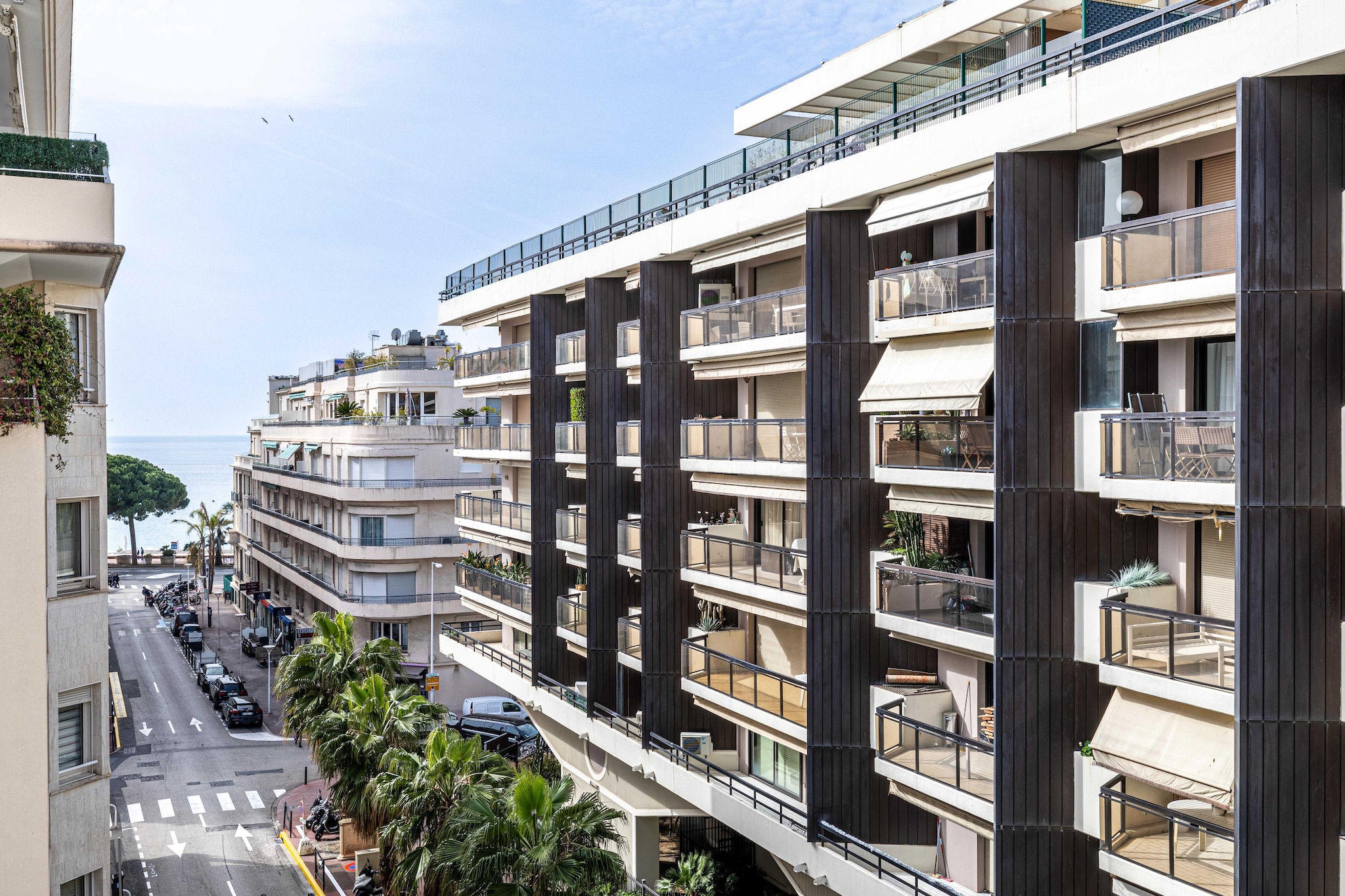 On the 4th floor: (Kitchen(stove, electric kettle, toaster, coffee machine, oven, microwave, dishwasher, fridge, dishes and cutlery, Cooking basics), Living/diningroom(double sofa bed, TV, dining table), bedroom(single bed, single bed, TV), bedroom(Wardrobe, single bed, single bed), bathroom(toilet))\n\nBed Linen, Elevator, Hot Water, Internet Access DSL, First Aid, Beach, Play area, TV, cot, washing machine, heating, air conditioning, iron, hairdryer, Towels/Sheets (Incl.), shampoo, Essentials, Dedicated workspace, Carbon monoxide detector, Cleaning Disinfection, Downtown, Enhanced cleaning practices, High touch surfaces disinfected, Long term stays allowed, Near Ocean, Room-darkening shades, Sea view, Town, Village