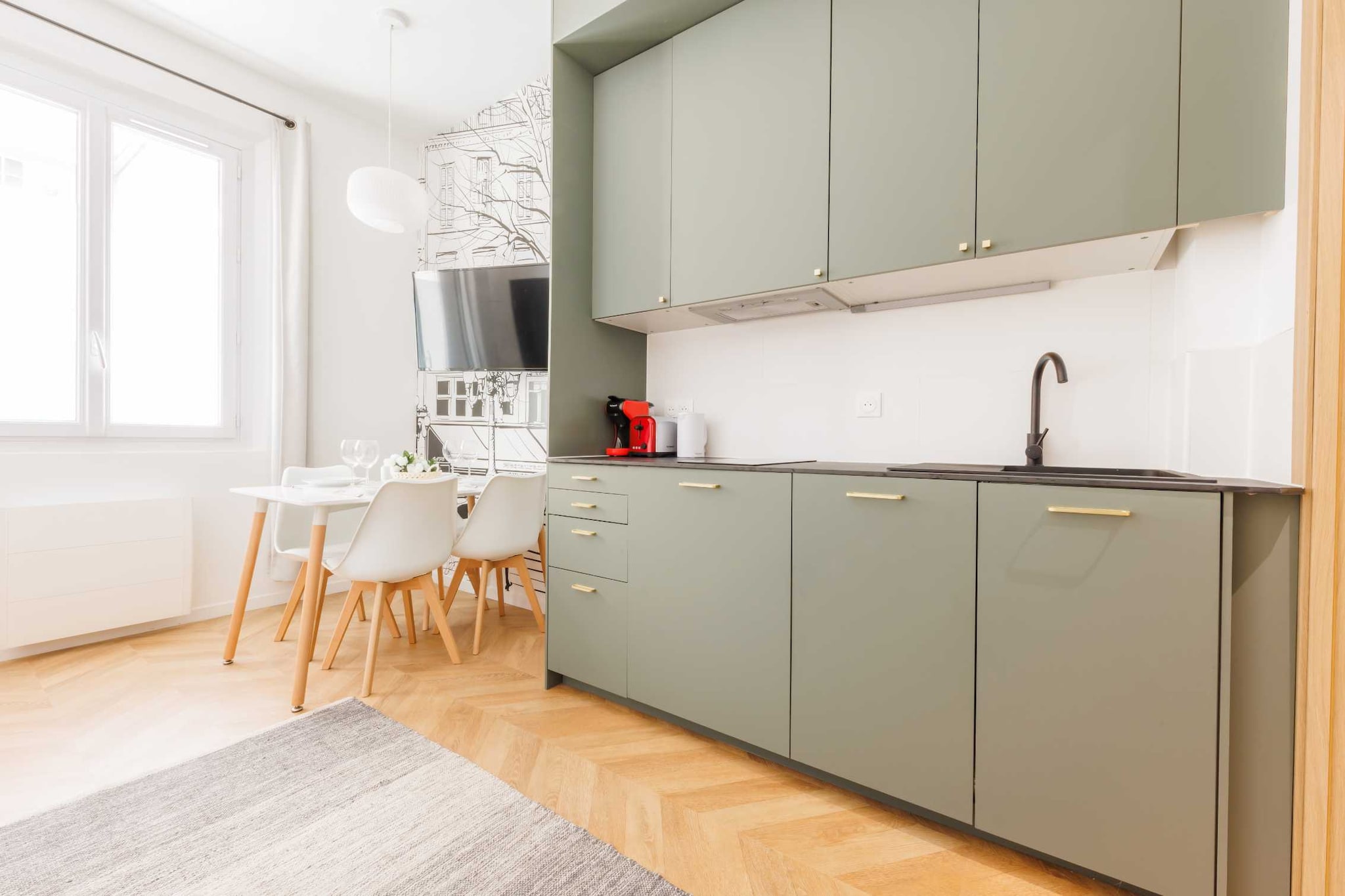 Ground floor: (Living room(single sofa bed), Kitchen(stove, electric kettle, toaster, cooker, coffee machine(espresso), microwave, dishwasher, fridge, dishes and cutlery, Cooking basics), bedroom(double bed, TV), bathroom(shower, toilet))\n\nBed Linen, Desk, Hot Water, Internet Access DSL, Wardrobe, First Aid, Play area, TV, heating, iron, hairdryer, crib(free), Towels/Sheets (Incl.), shampoo, Essentials, Dedicated workspace, Carbon monoxide detector, Cleaning Disinfection, Downtown, Enhanced cleaning practices, High touch surfaces disinfected, Long term stays allowed, Town