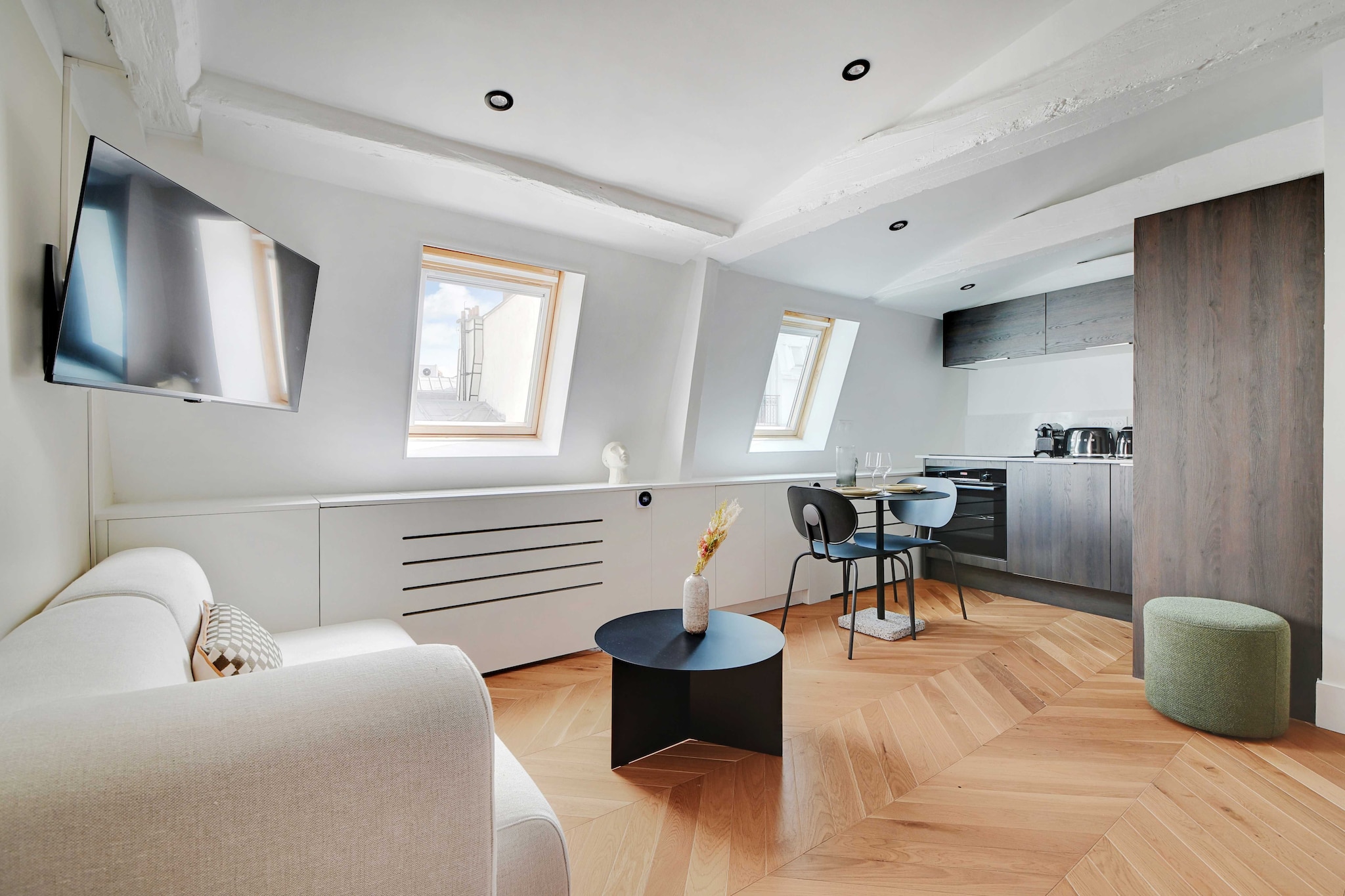 On the 6th floor: (Living room(TV, seating area), Kitchen(stove, electric kettle, toaster, hood, coffee machine, oven, combination microwave, fridge, electric hot plates, dishes and cutlery, Cooking basics), bedroom(double bed, heating), bathroom(Hot Water, shower, washbasin, toilet, hairdryer, shampoo))\n\nBed Linen, Desk, Elevator, Internet Access DSL, Wardrobe, First Aid, Play area, washing machine, air conditioning, iron, crib(free), Towels/Sheets (Incl.), Essentials, Dedicated workspace, Carbon monoxide detector, Cleaning Disinfection, Downtown, Enhanced cleaning practices, High touch surfaces disinfected, Long term stays allowed, Town