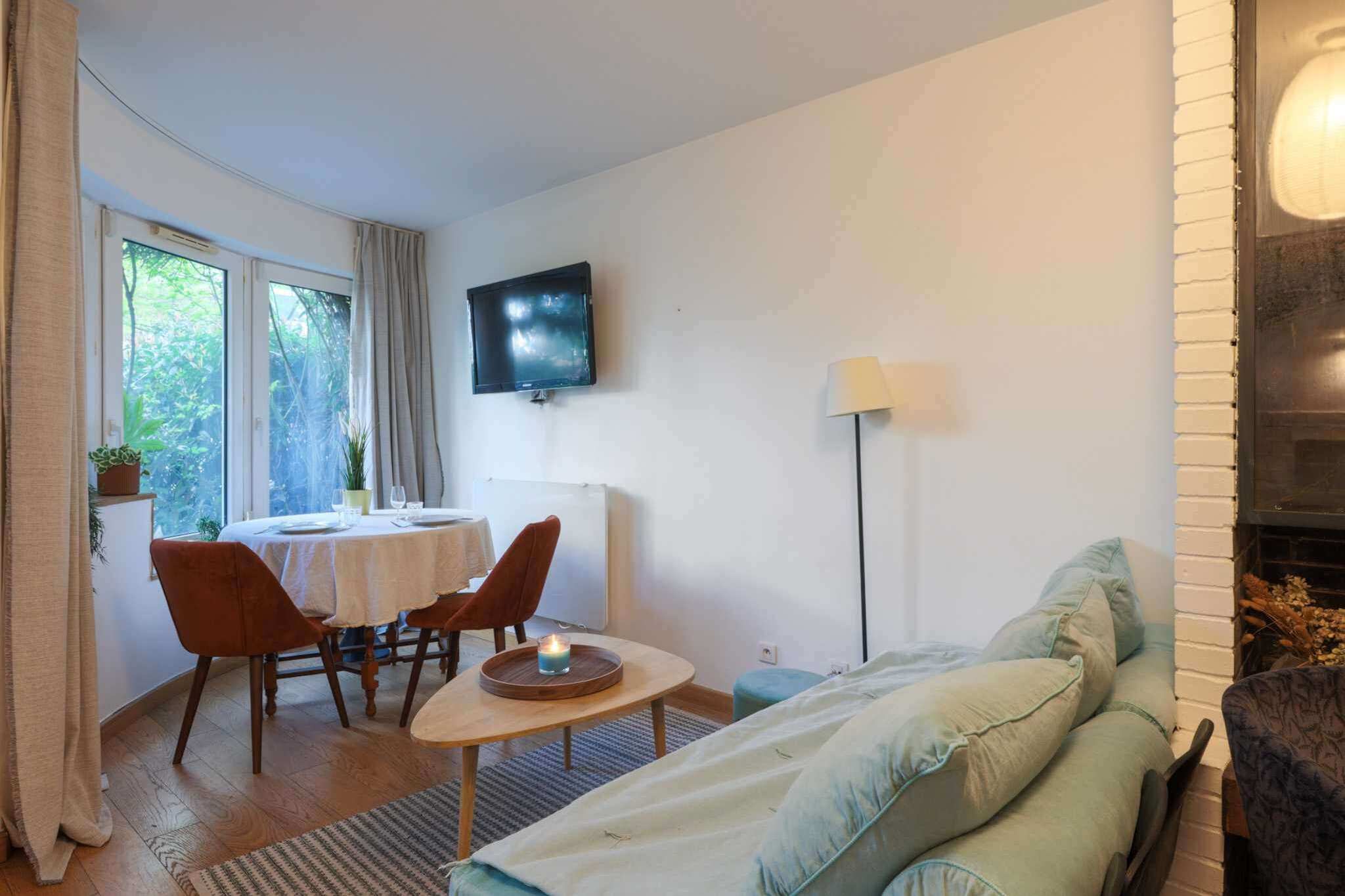 Ground floor: (open kitchen(stove, electric kettle, toaster, coffee machine, oven, microwave, fridge, dishes and cutlery, Cooking basics), Living/bed room(Bed Linen, Internet Access DSL, Wardrobe, single sofa bed, TV), bathroom(shower, washbasin, toilet, washing machine, hairdryer, Towels/Sheets (Incl.), shampoo))\n\nHot Water, Safe, First Aid, Play area, fireplace, heating, iron, Essentials, Carbon monoxide detector, Cleaning Disinfection, Downtown, Enhanced cleaning practices, Fireplace guards, High touch surfaces disinfected, Long term stays allowed, Room-darkening shades, Town, Wide hallway clearance