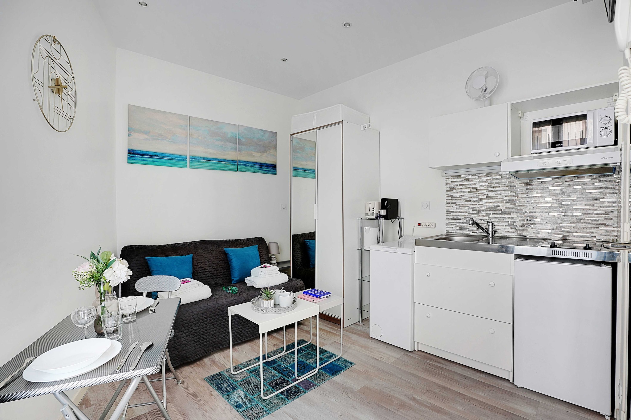 Located in the charming Necker district, this comfortable 13 m² studio is ideal for two people looking for a pleasant stay. The area offers a peaceful atmosphere while being close to many emblematic monuments, such as the Eiffel Tower and the Invalides, accessible in a few minutes. Perfectly furnished, this studio ensures a stay that is both practical and relaxing.