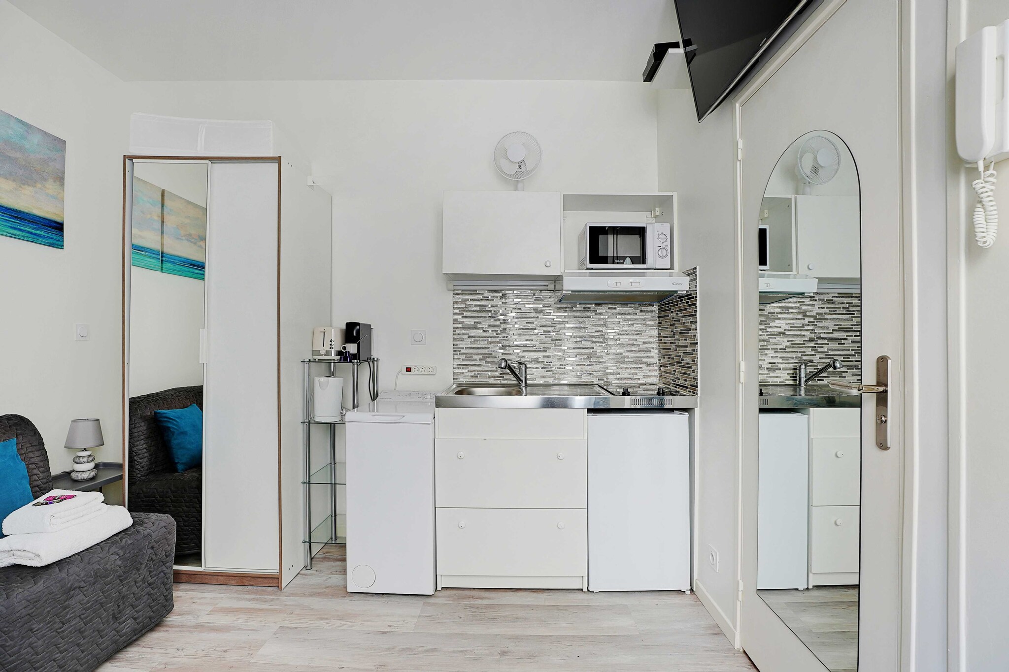 Ground floor: (Kitchen(stove, electric kettle, toaster, microwave, fridge, dishes and cutlery, Cooking basics), Living/bed room(Bed Linen, Desk, Internet Access DSL, Wardrobe, double sofa bed, TV), bathroom(shower, washbasin, toilet, hairdryer, Towels/Sheets (Incl.), shampoo))\n\nHot Water, First Aid, Play area, washing machine, heating, iron, Essentials, Cleaning Disinfection, Downtown, Enhanced cleaning practices, Long term stays allowed, Room-darkening shades, Town