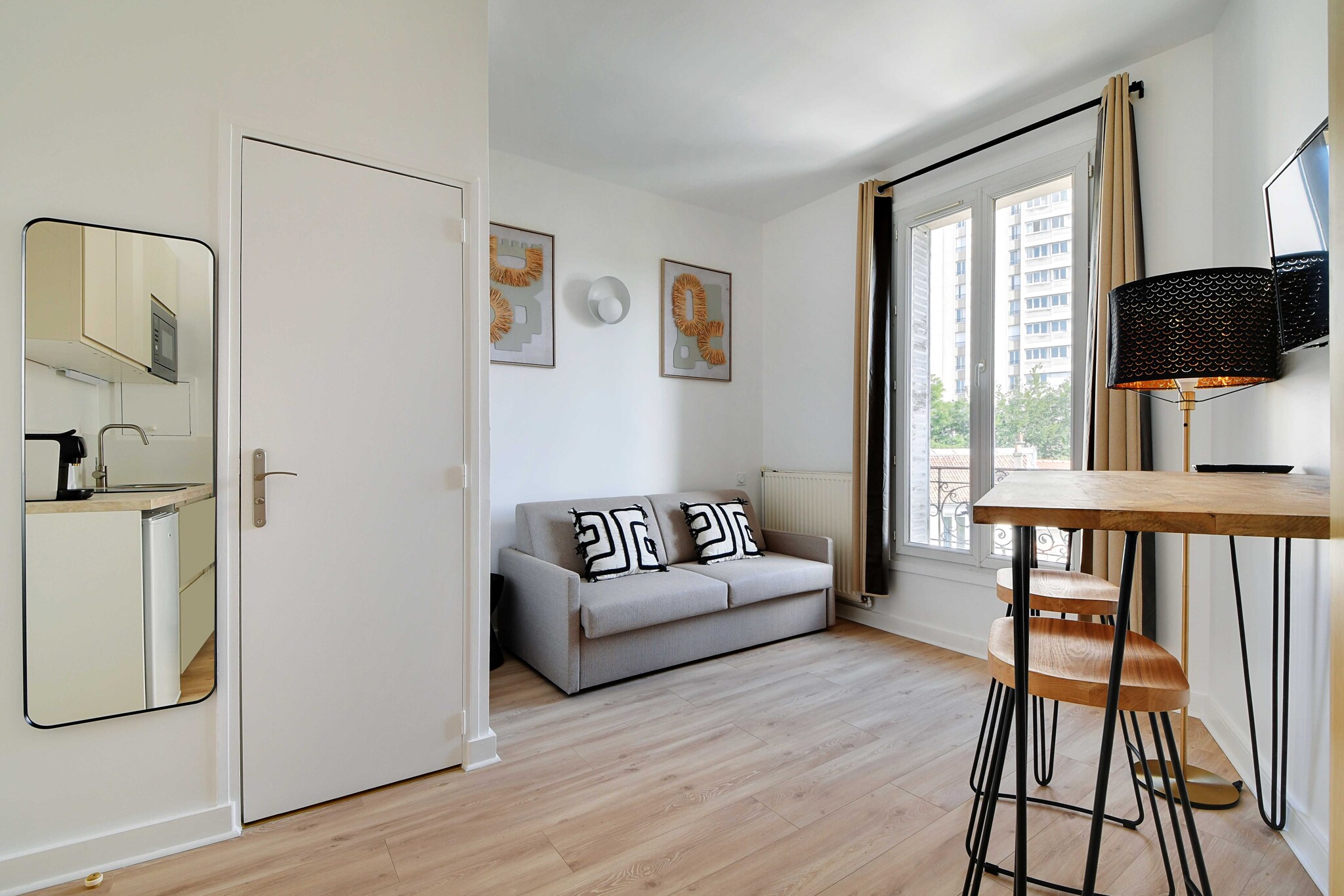Checkmyguest offers you this charming 16m² studio apartment, ideally located in Malakoff, in the Hauts-de-Seine department. Modern and comfortable, this cocoon is perfect for a person or couple looking to combine tranquility and proximity to Paris. Enjoy optimized space and a pleasant living environment in the Île-de-France region.
