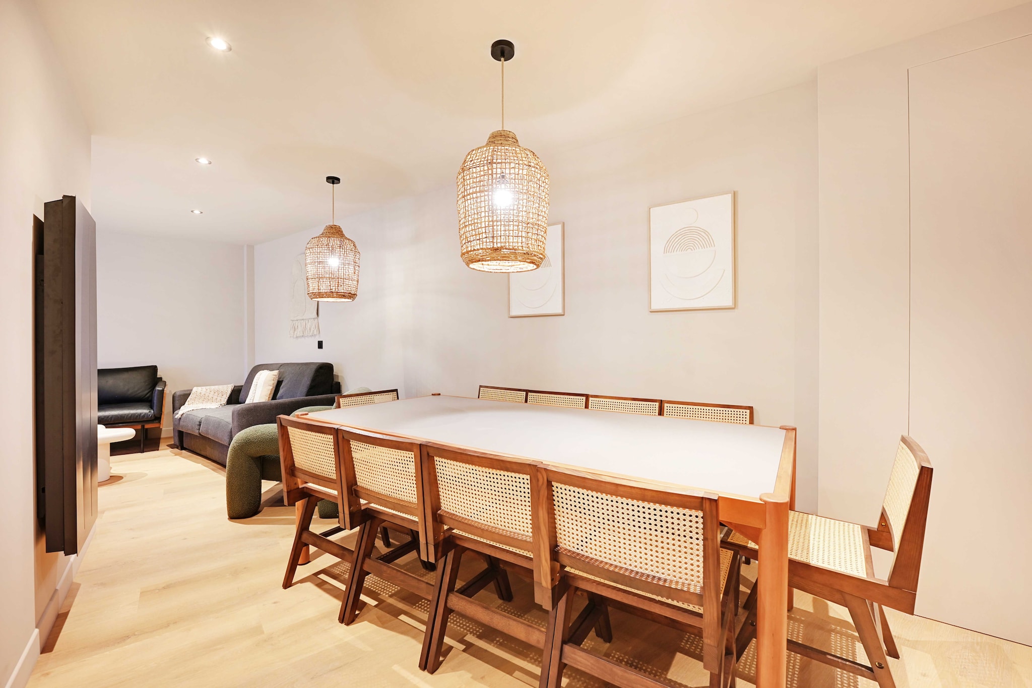 Checkmyguest offers you this beautiful 80m2 apartment, entirely refurbished and custom-built. With its 3 magnificent bedrooms, including a master suite, our apartment can accommodate up to 10 people in unrivalled comfort. Located in the charming Butte aux Cailles district, you'll enjoy the unique charm of the area! Close to the metro and all amenities !